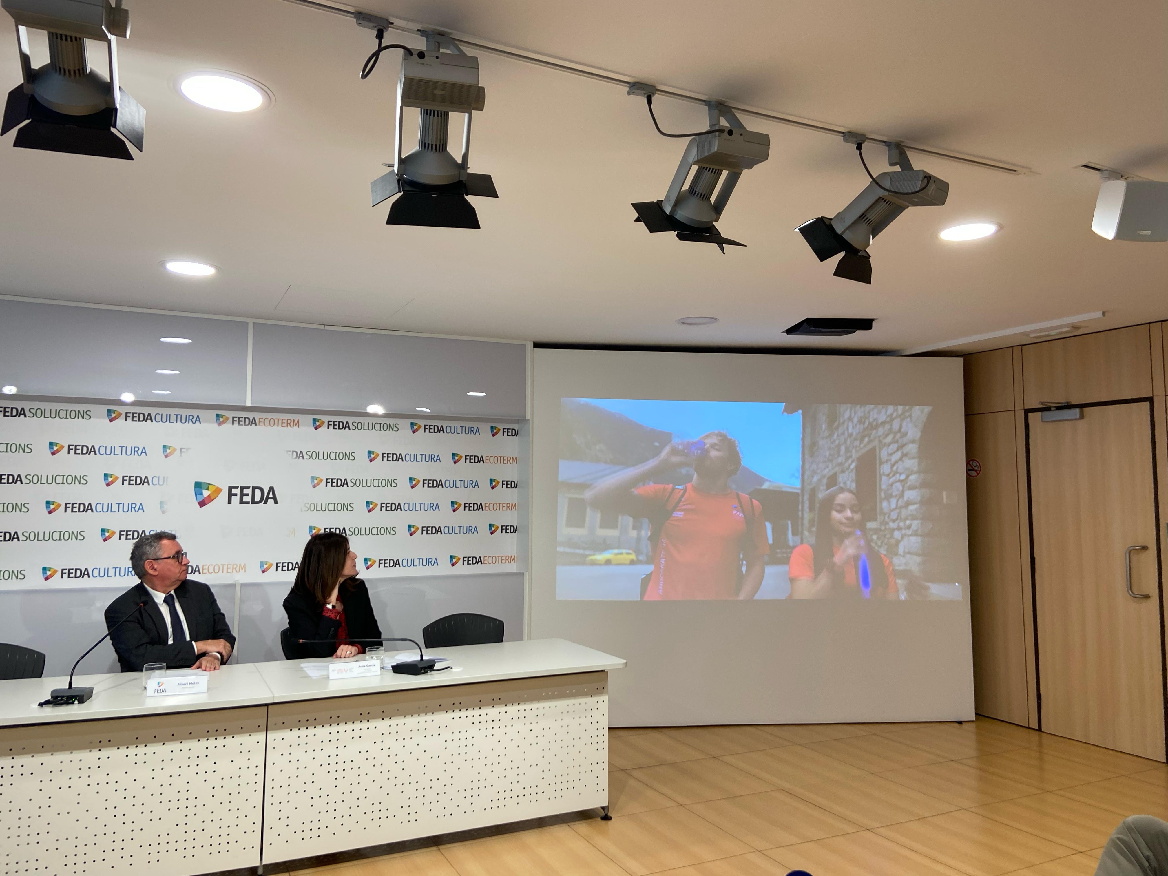 Moles i Garcia, durant la visualització d'un vídeo en favor de la sostenibilitat. Moles i Garcia, durant la visualització d'un vídeo en favor de la sostenibilitat.