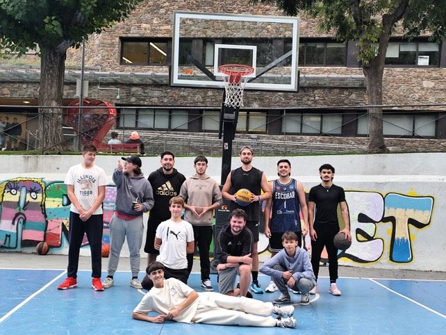 Els integrants de l'Ossa, a l'exterior del Complex Esportiu d'Encamp. Els integrants de l'Ossa, a l'exterior del Complex Esportiu d'Encamp.