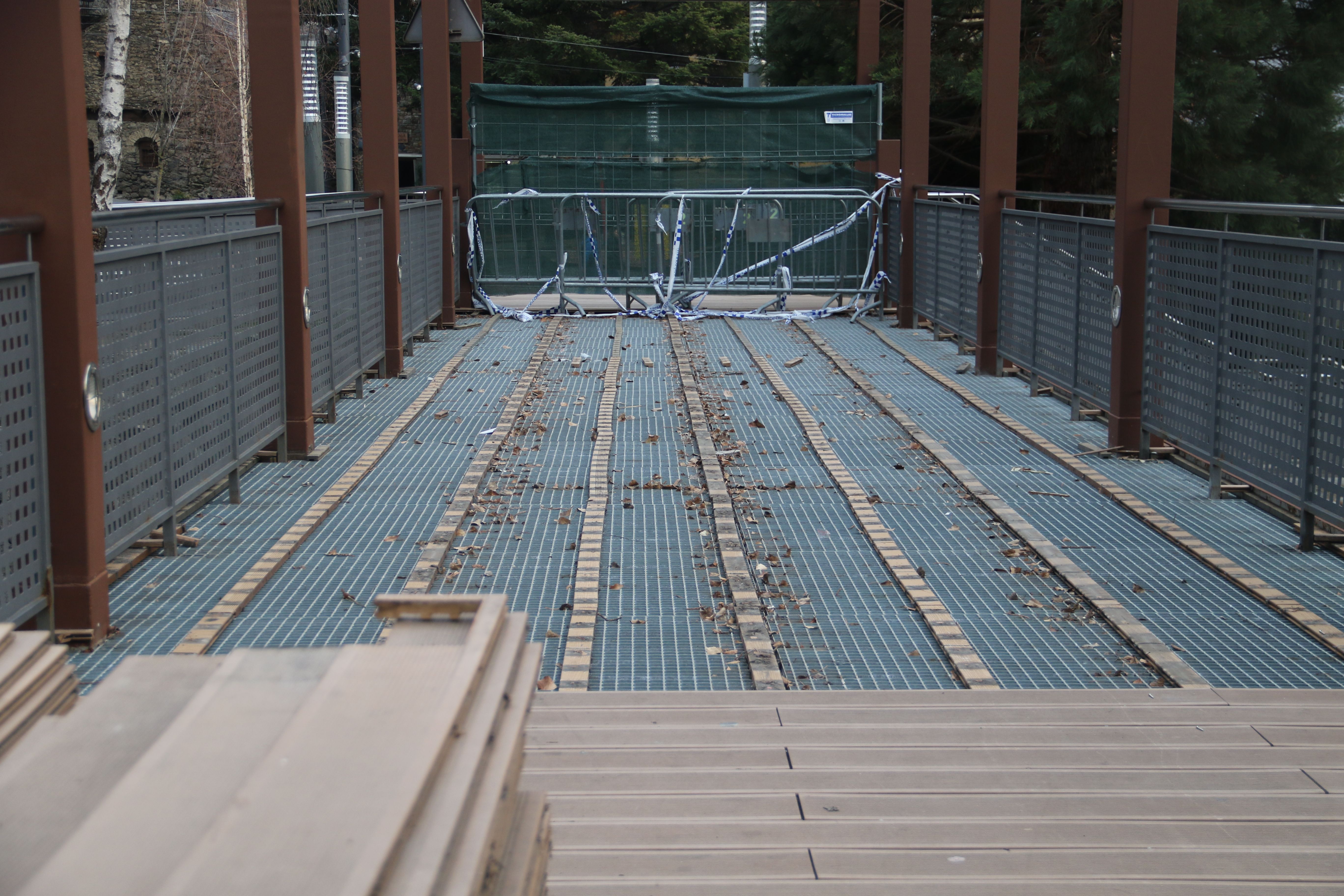 El pont en plena substitució de les làmines.