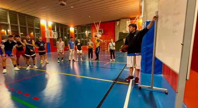 Galiano, donant instruccions als jugadors de l'equip. Galiano, donant instruccions als jugadors de l'equip.