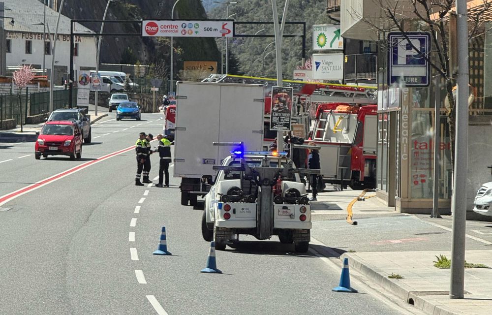Serveis de circulació i d'extinció d'incendis a la zona on hi ha hagut el succés. Serveis de circulació i d'extinció d'incendis a la zona on hi ha hagut el succés.