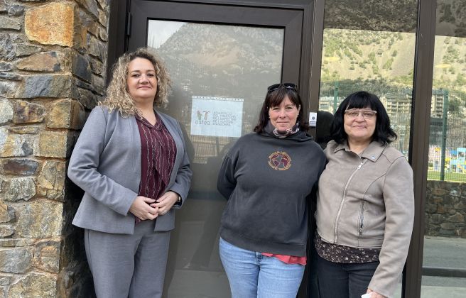 La presidenta d'AUTEA, Maite Benítez; la Gemma, mare d'una nena amb TEA; i la Montse, psicòloga d'AUTEA.