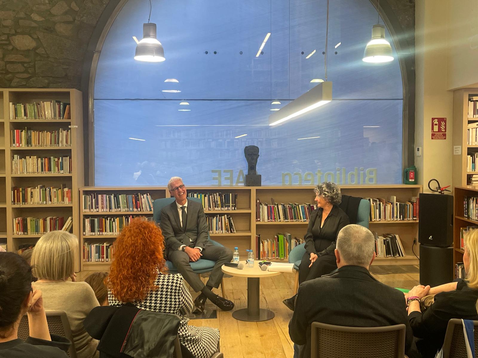 Frank Garcia durant la presentació de la novel·la.