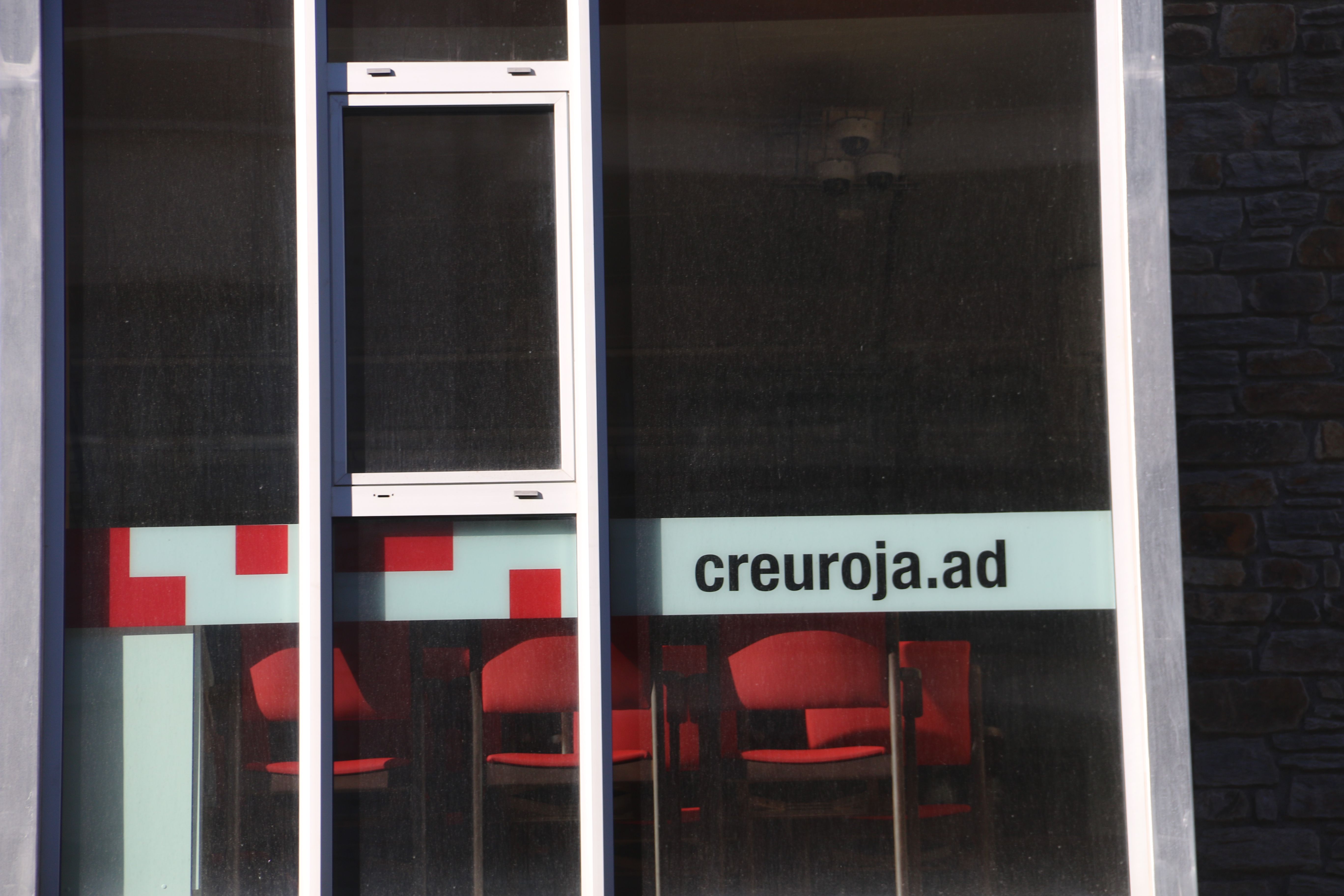 El logotip de la Creu Roja en el nou centre de dia de les Valls del Nord.