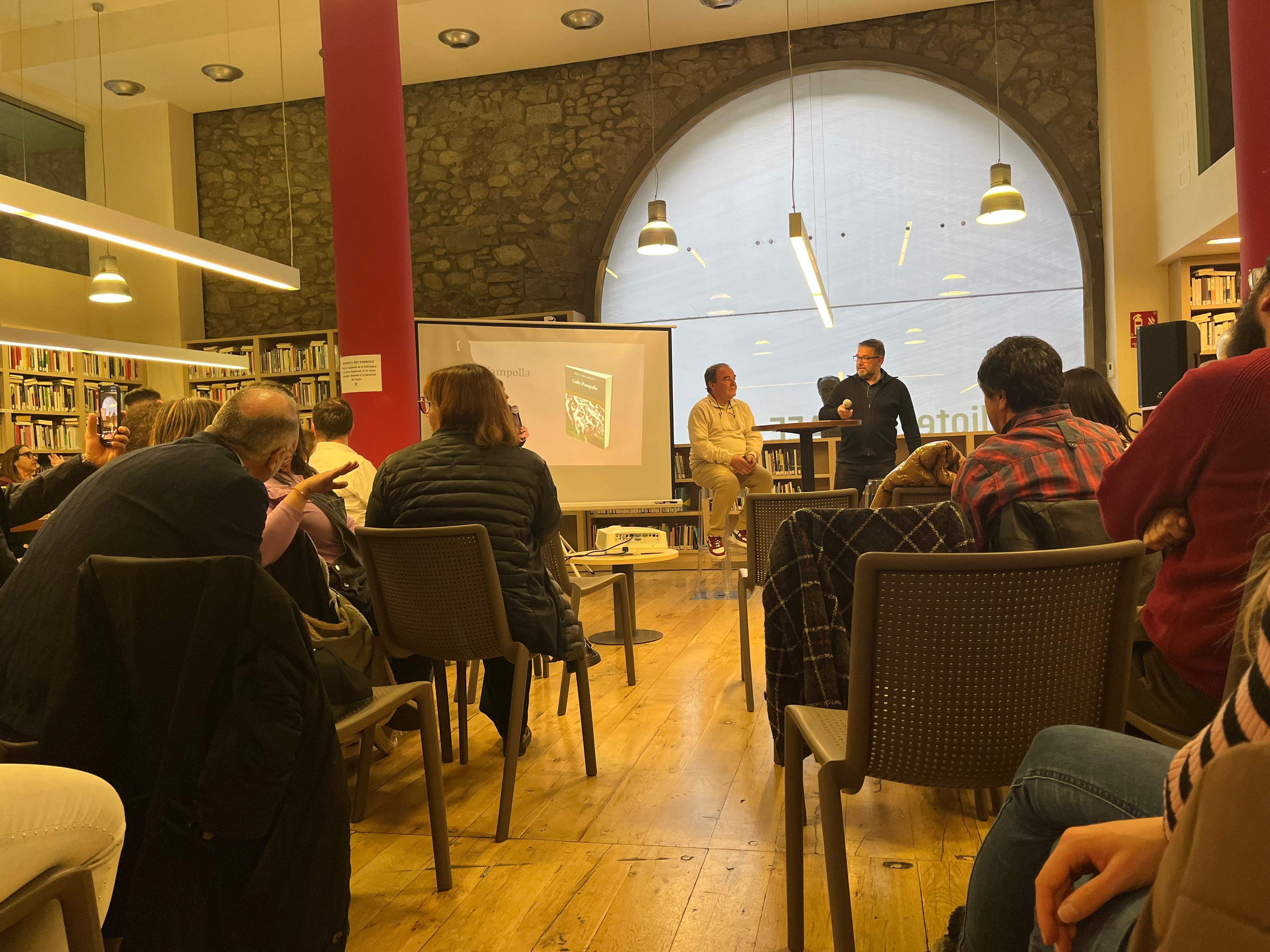 L'autor de 'Colls d'ampolla', Marc Cortés, i l'escriptor Iñaki Rubio. La portaveu del Sindicat, Rebeca Bonache.