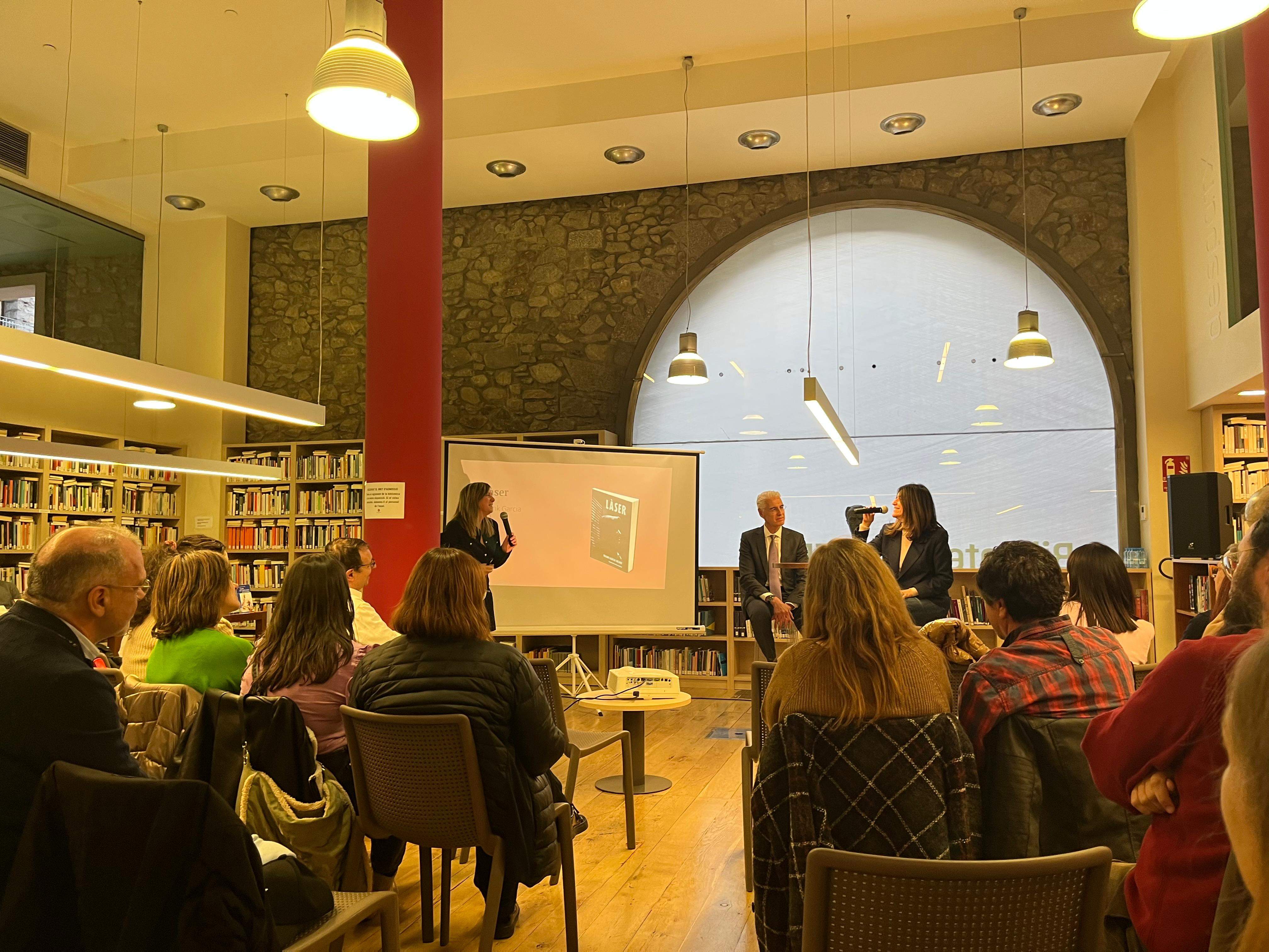L'autor de 'Làser', Frank Garcia, i la seva germana i 'padrina', Anna Garcia, durant la presentació. La portaveu del Sindicat, Rebeca Bonache.