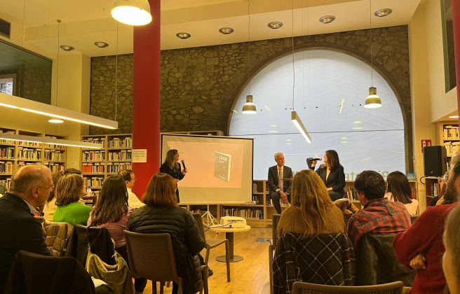 L'autor de 'Làser', Frank Garcia, i la seva germana i 'padrina', Anna Garcia, durant la presentació.