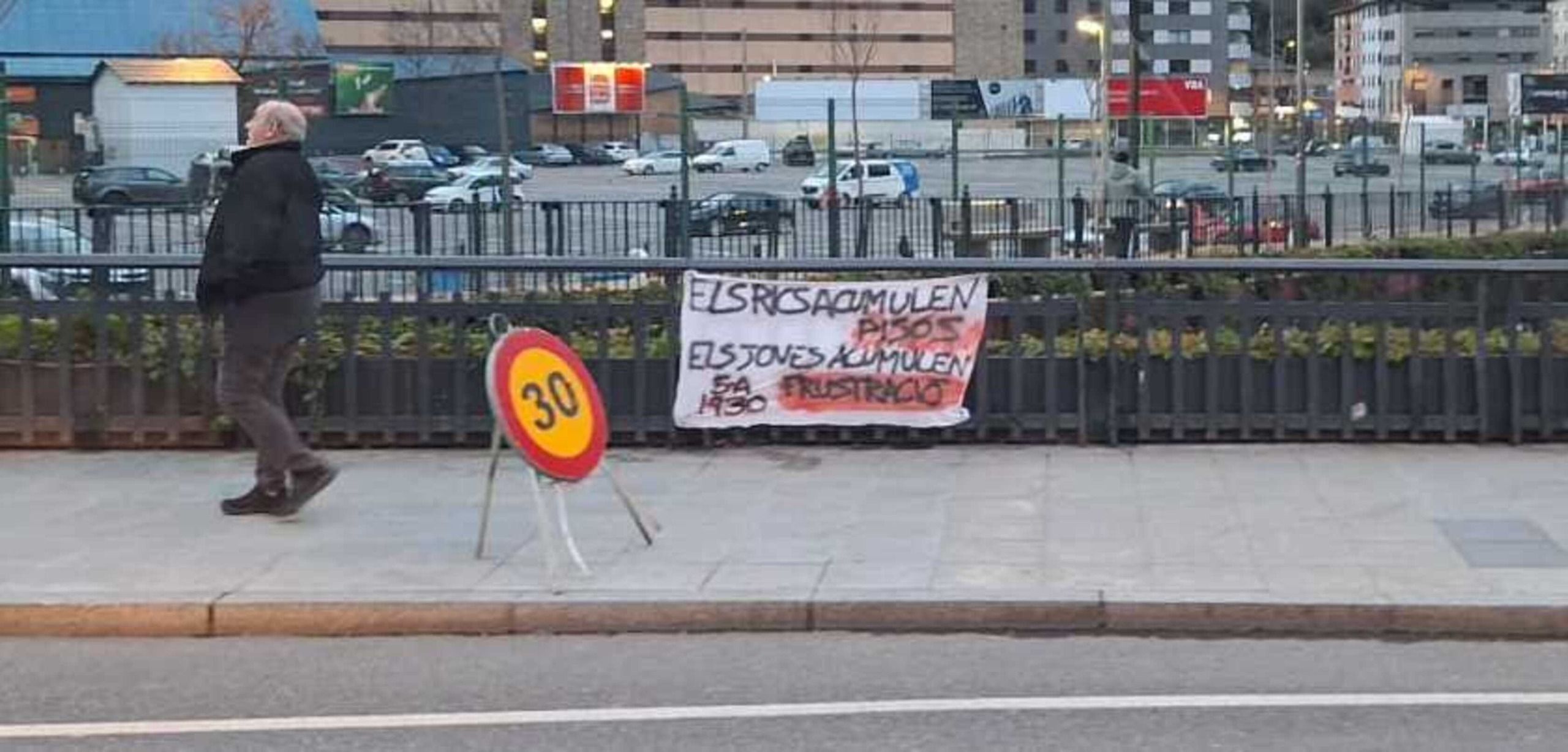Pancarta penjada per la Coordinadora l’abril passat al pont que hi ha a tocar de Prat de la Creu.