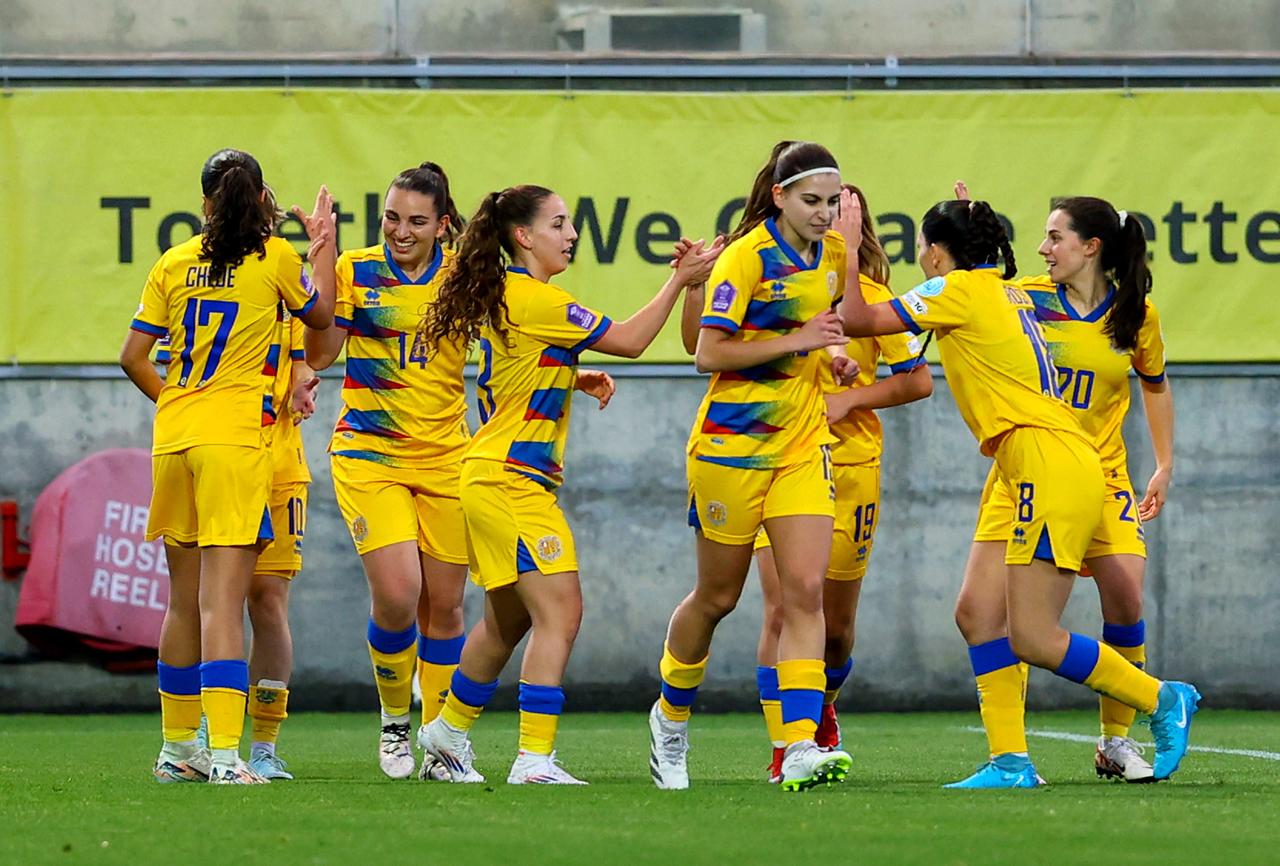 Les jugadores tricolors celebren un dels gols de Morató a l'AEK Arena.