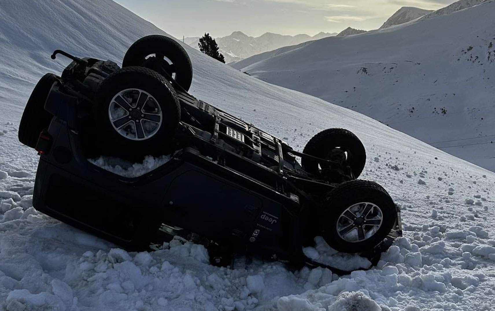El cotxe ha quedat bolcat al lateral de la carretera.