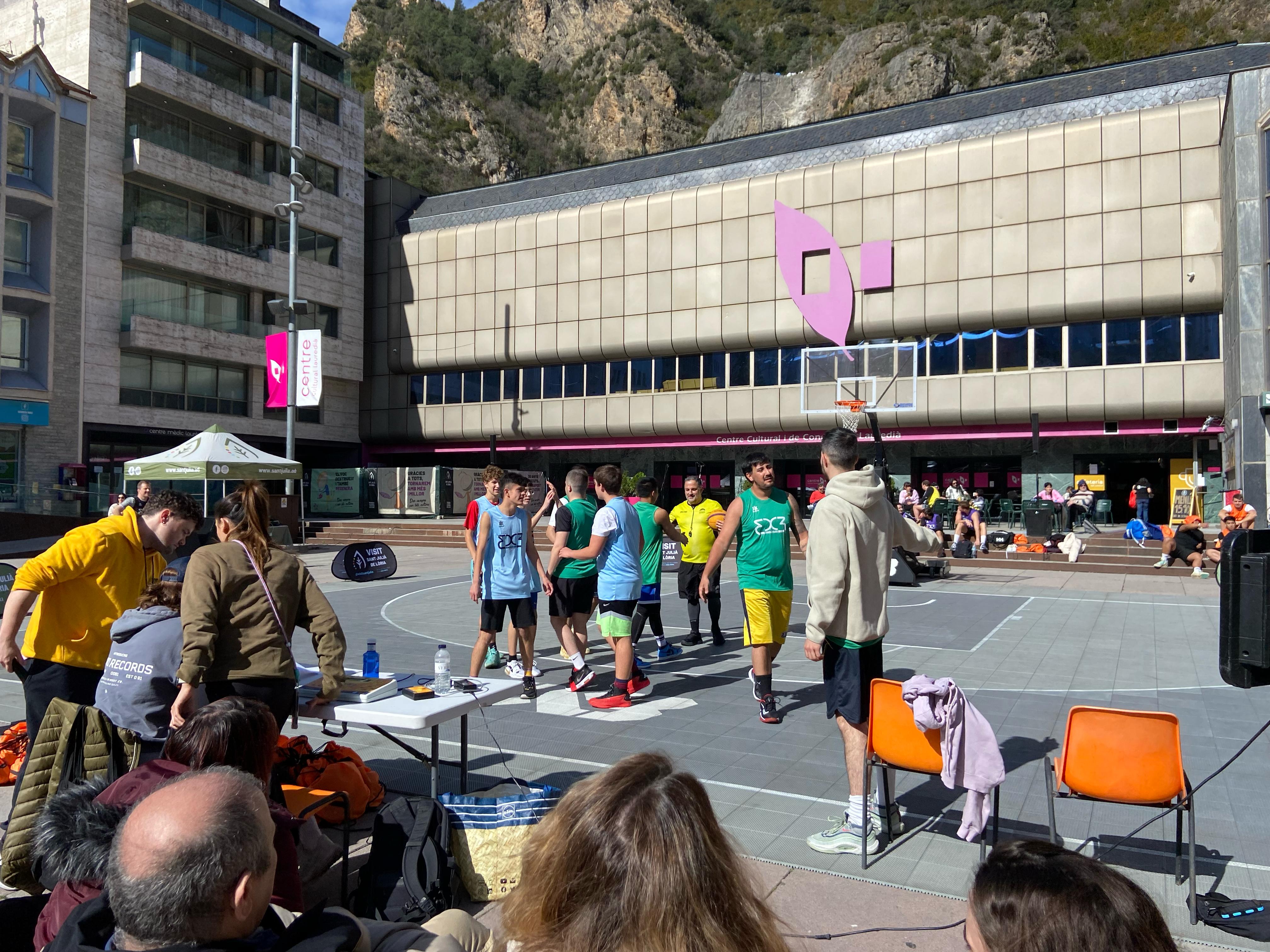 Els participants, saludant-se després del partit mentre els organitzadors controlen la taula. Els participants, saludant-se després del partit mentre els organitzadors controlen la taula.