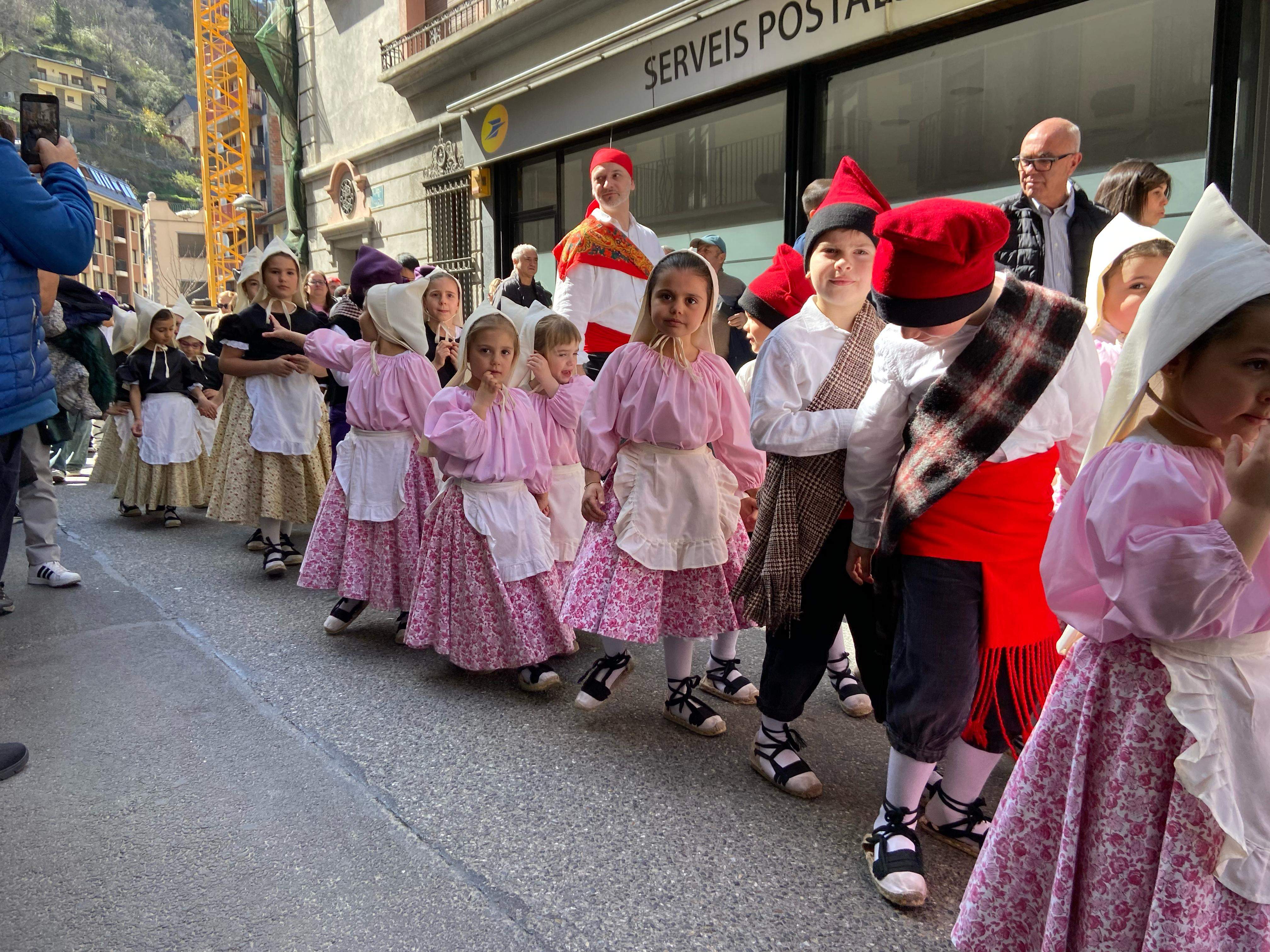 Els més petits, seguint la tradició i la cultura laurediana.