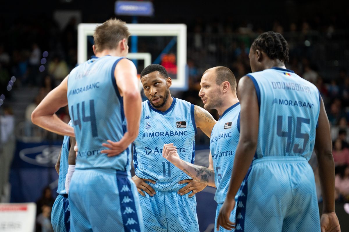 Rafa Luz, ordenant l'equip. Rafa Luz, ordenant l'equip.