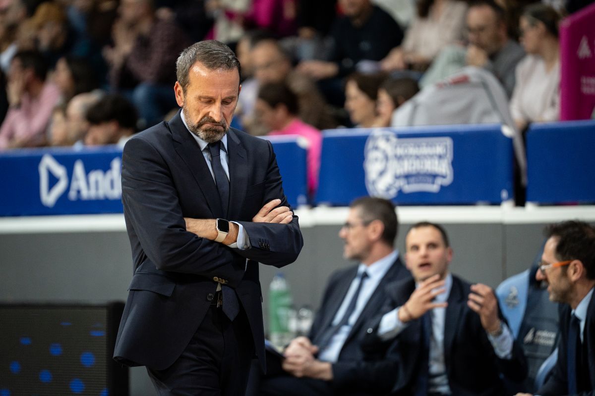 Plaza, preocupat a la zona tècnica del MoraBanc. Plaza, preocupat a la zona tècnica del MoraBanc.