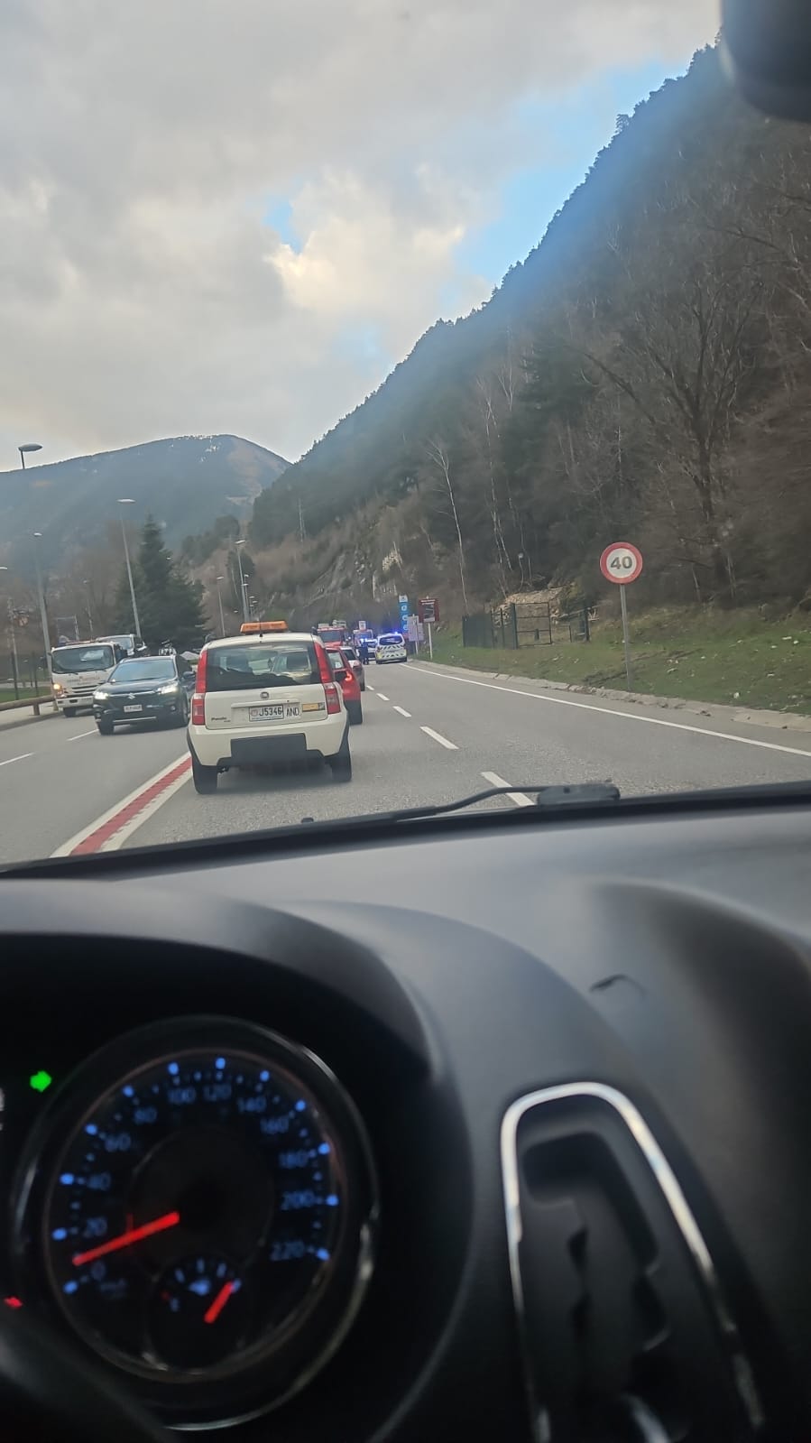 Mentre els agents policials han estat assistint als accidentats s'han produït algunes retencions a la carretera. Mentre els agents policials han estat assistint als accidentats s'han produït algunes retencions a la carretera.