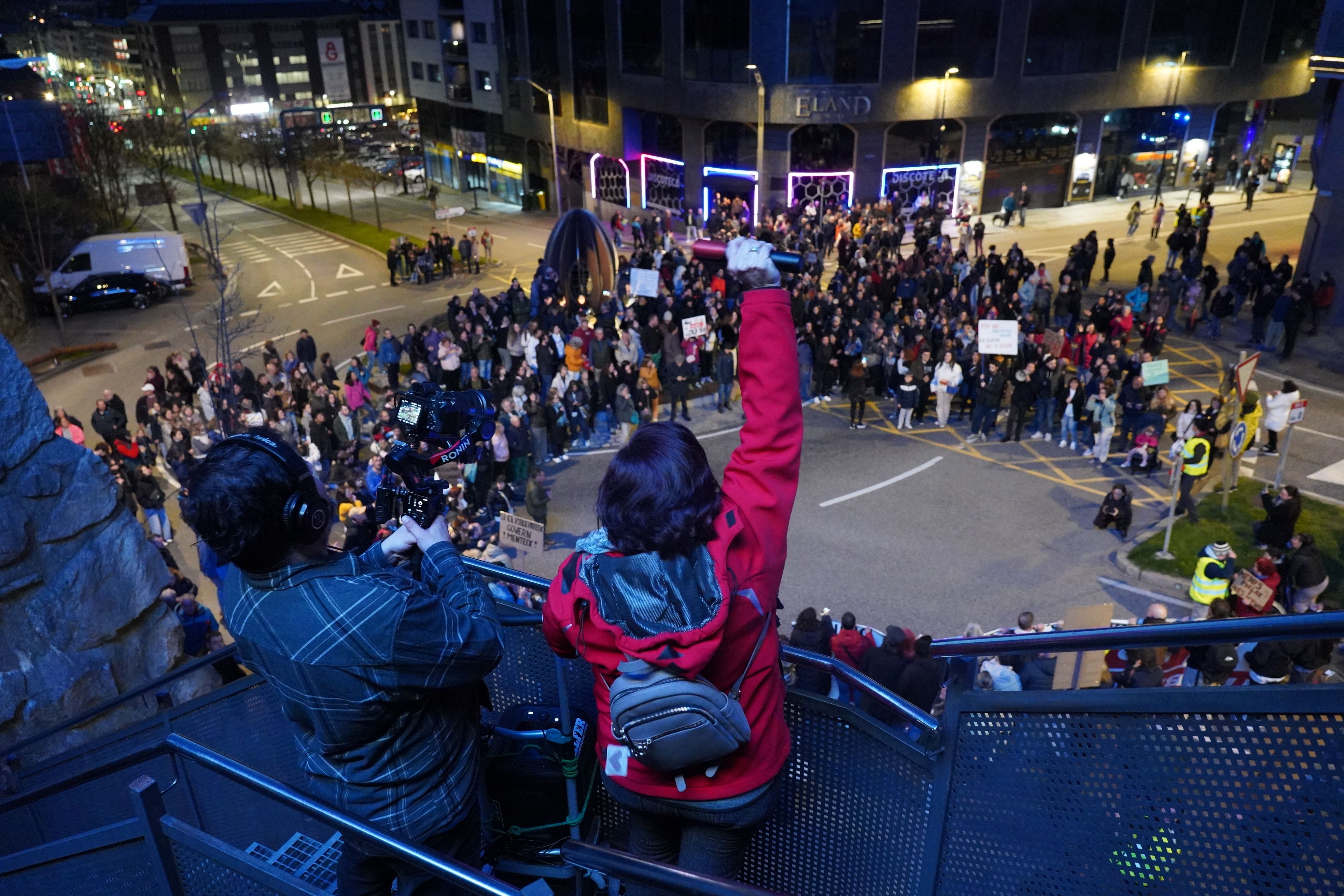 Bonache es dirigeix als manifestants a la rotonda del quilòmetre zero.