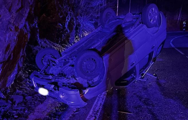 El cotxe ha quedat bolcat. El cotxe ha quedat bolcat.