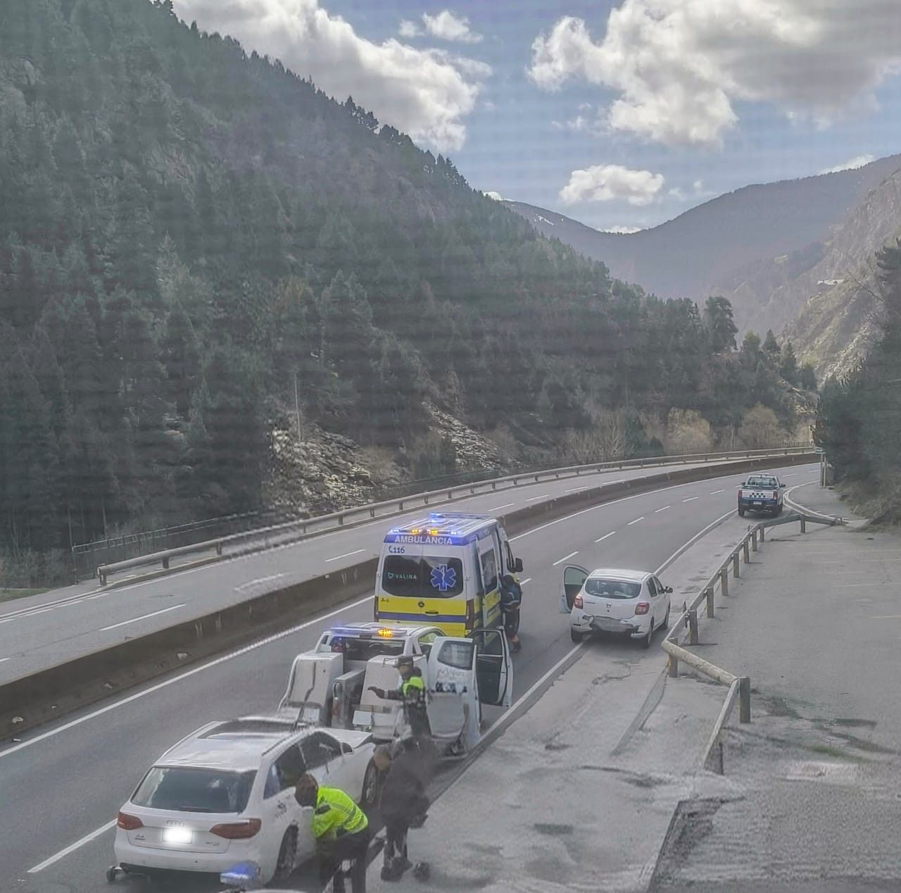 Dos dels tres vehicles implicats en l'accident.