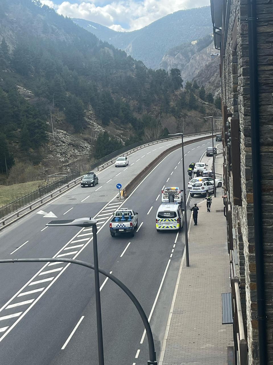 La policia i els agents de circulació, presents al lloc de l'accident. La policia i els agents de circulació, presents al lloc de l'accident.