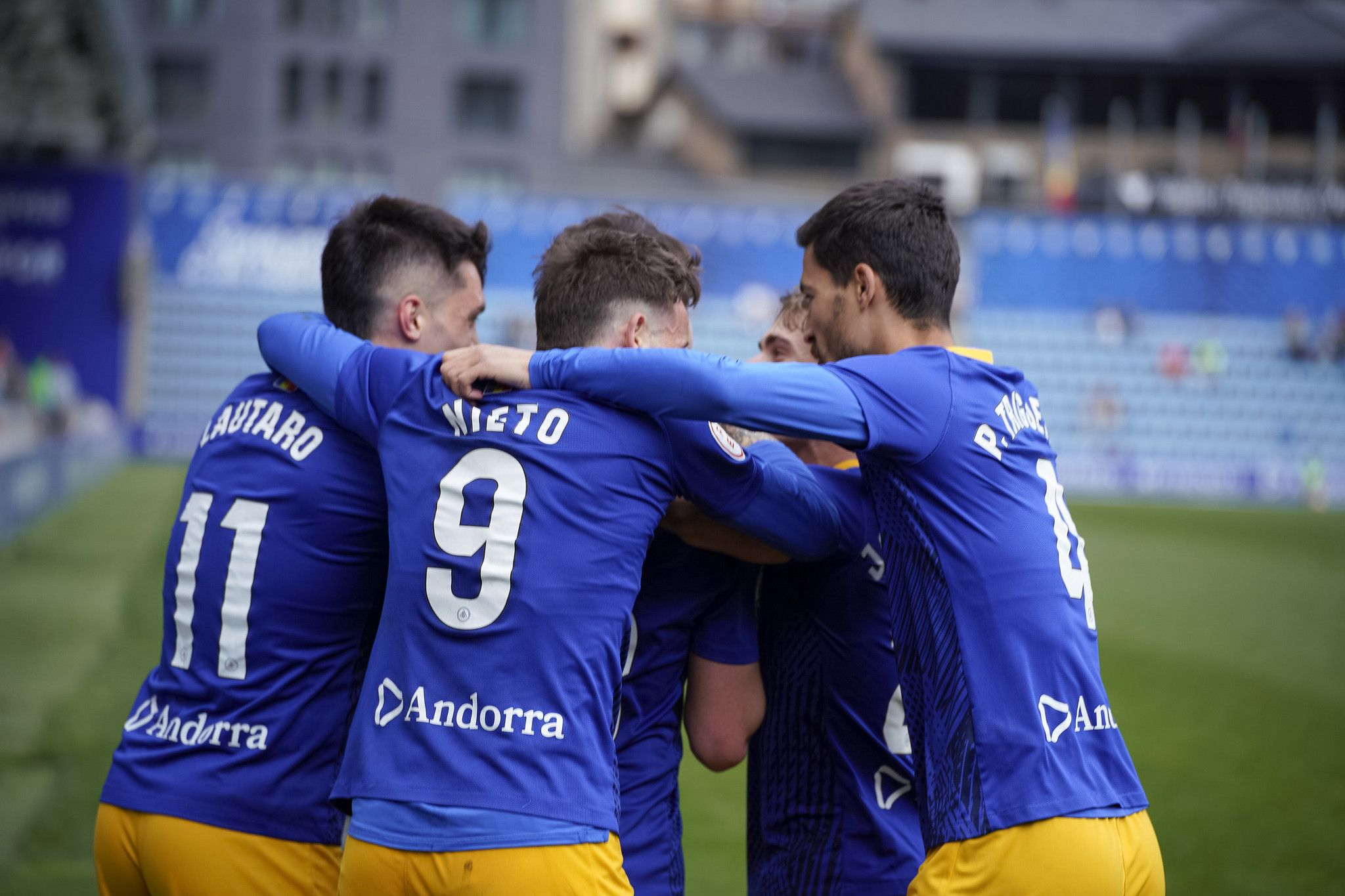 Els dos davanters de l'FC Andorra, Lauti i Manu Nieto, feliciten a Bomba pel seu gol contra el Tarassona.