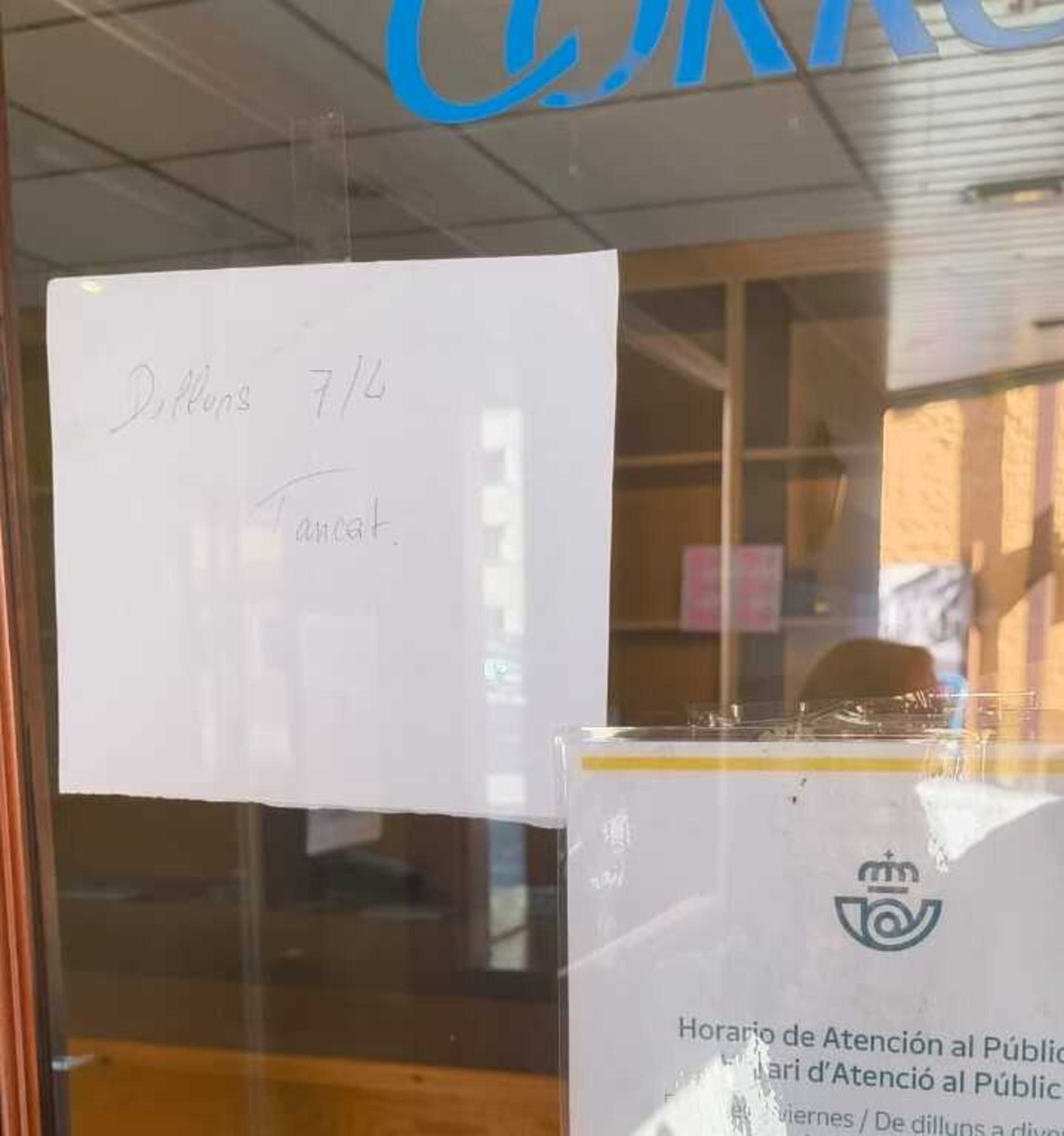 Un 'trist' paper manuscrit avisava del tancament de l'oficina aquest dilluns.