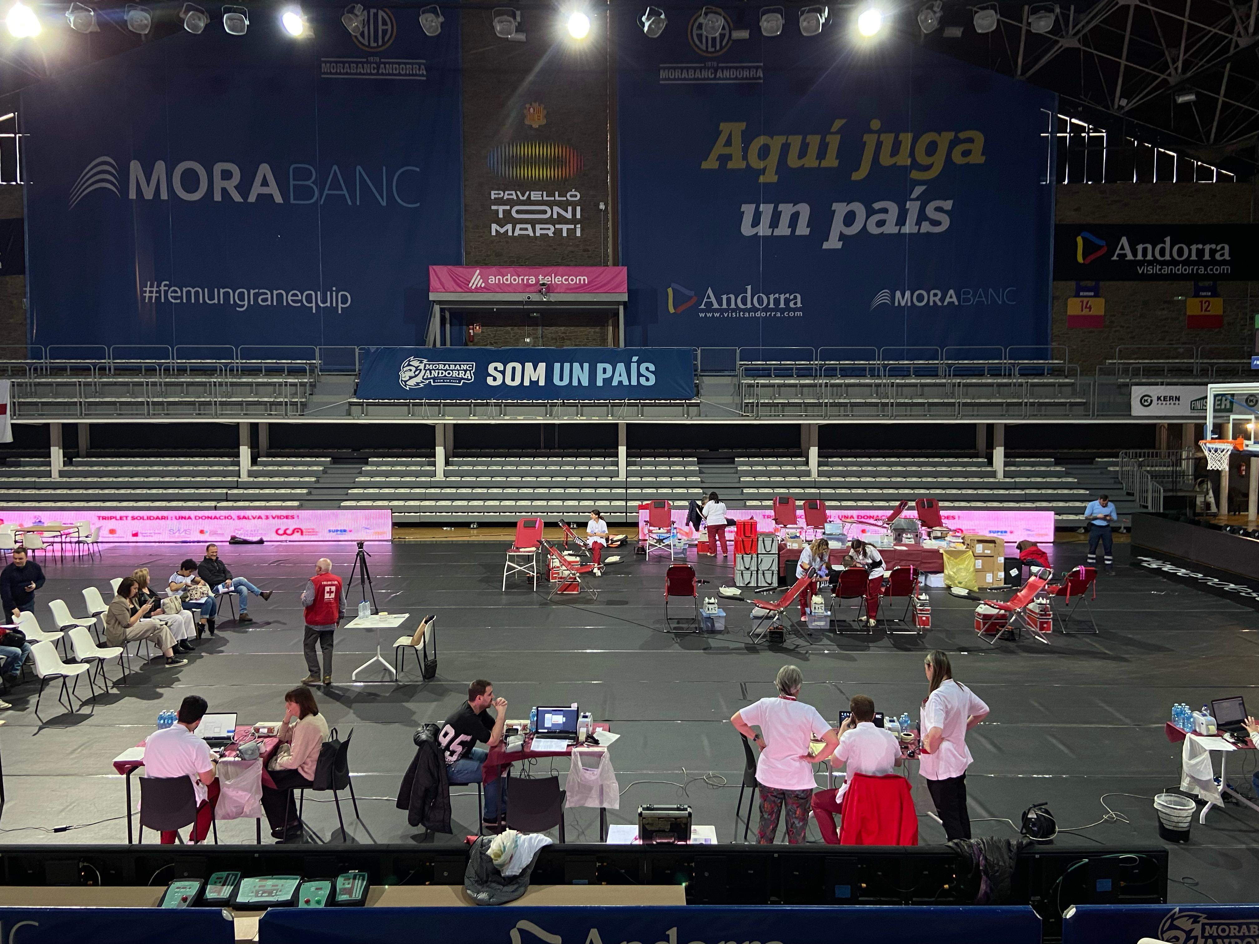 El pavelló Toni Martí ha passat del so de les cistelles a les punxades per donar sang solidàriament.