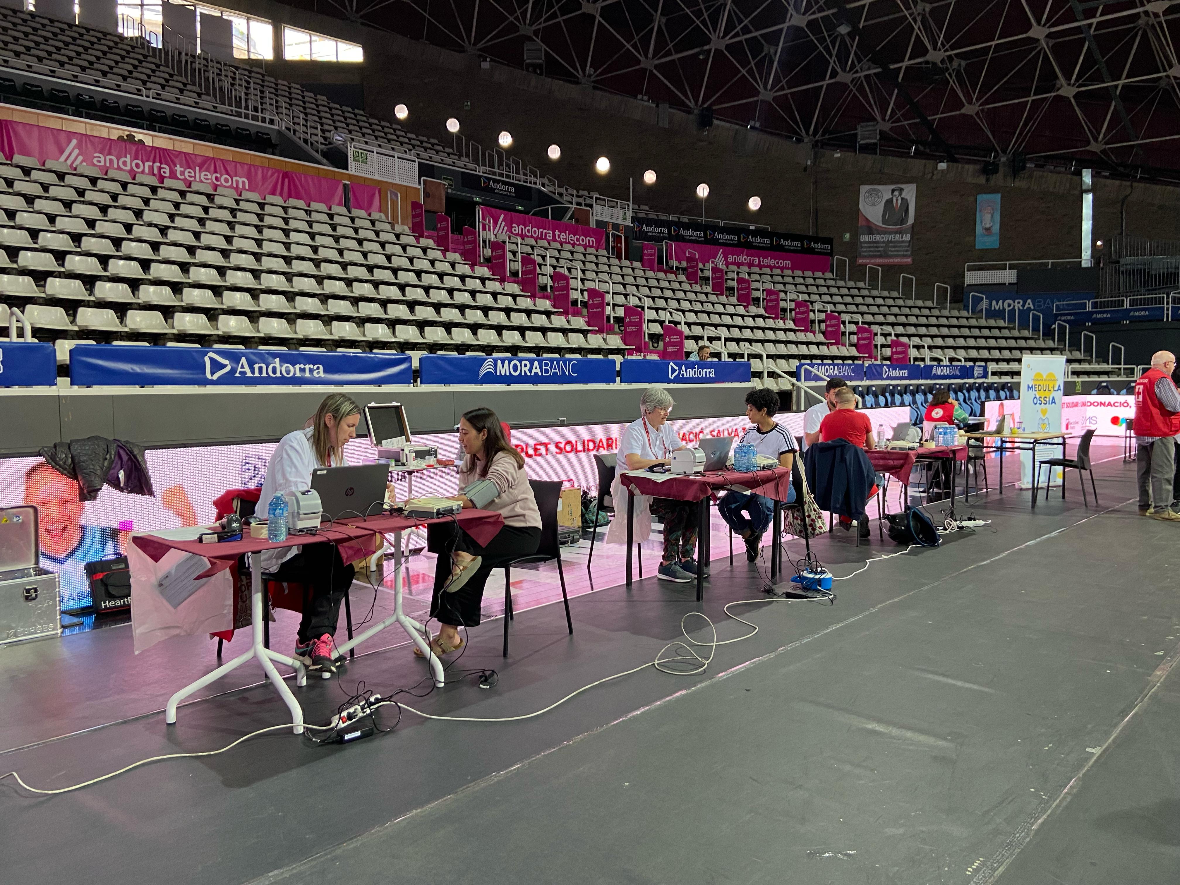 Les llevadores prenen la tensió als possibles donants per analitzar-los.