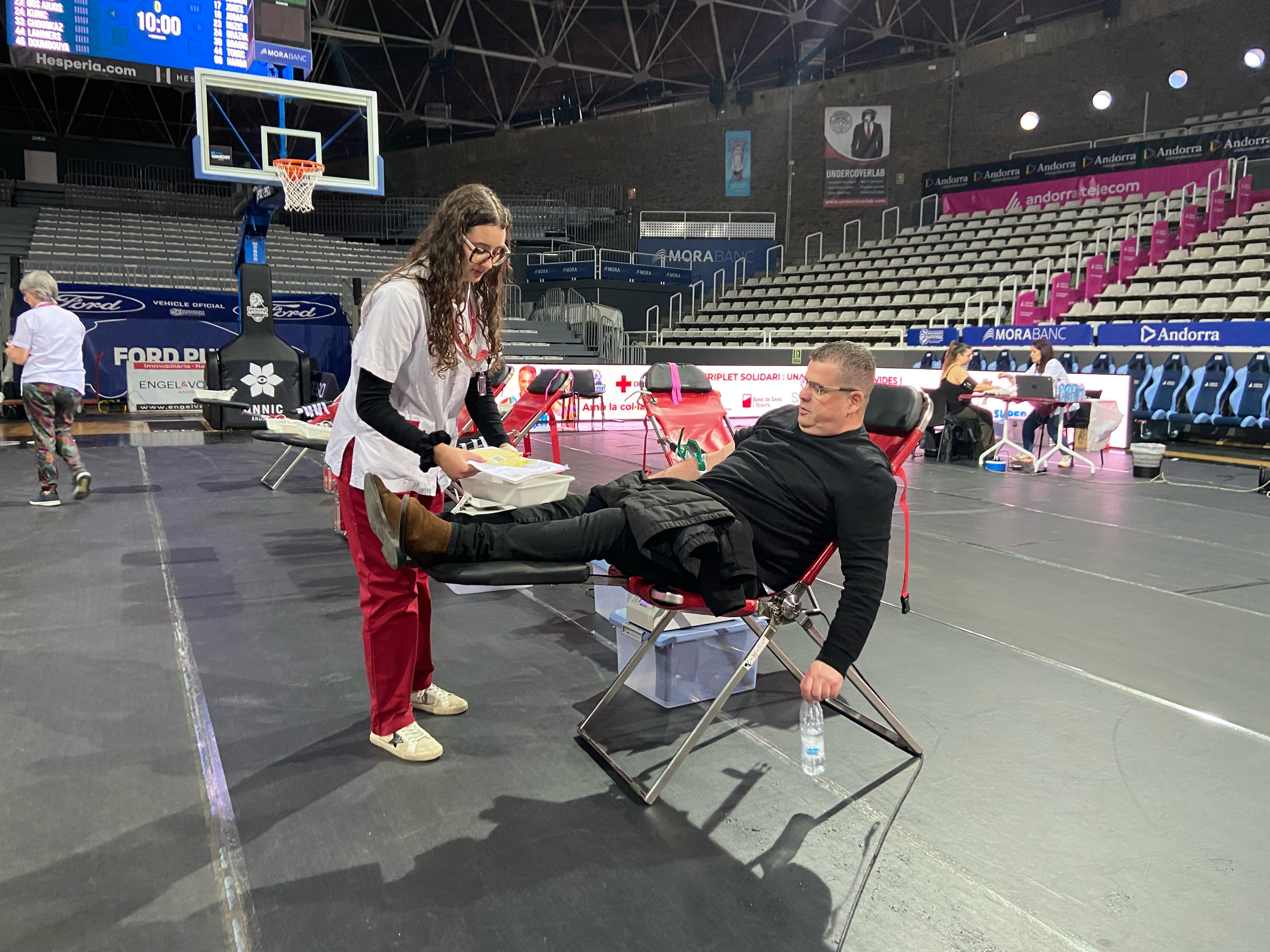 Un dels donants que han estat validats, durant l'extracció de sang.