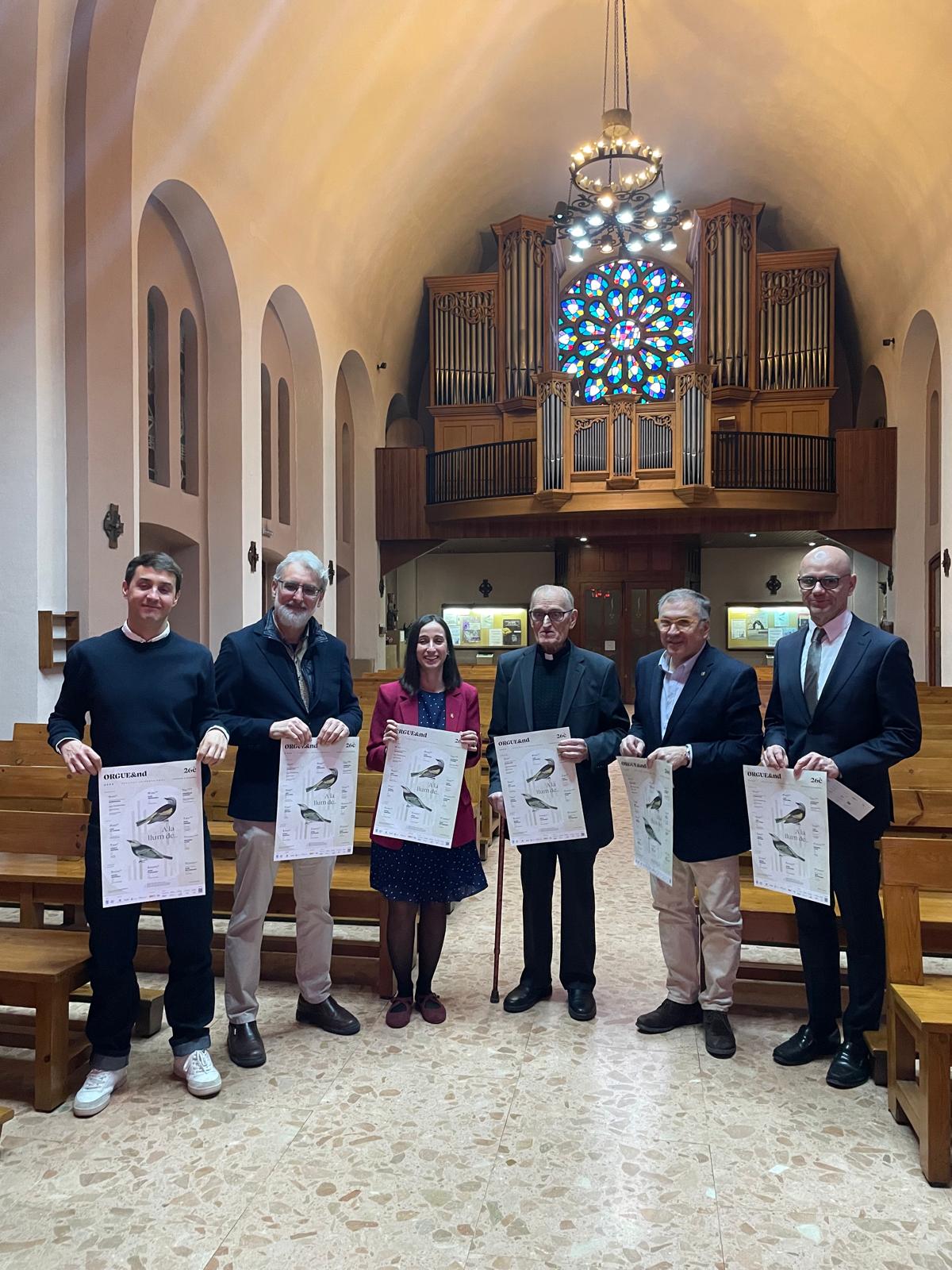 Representació dels organitzadors i patrocinadors aquest matí a Sant Esteve amb la cònsol menor de la capital al centre.