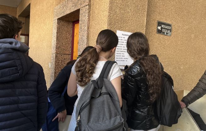 Els alumnes mirant a quina aula havien d'anar a examinar-se.