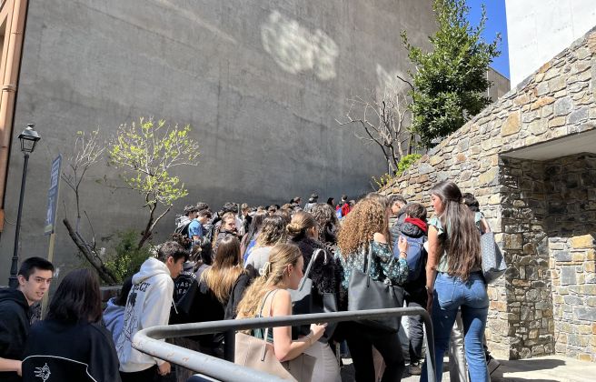 Els alumnes entrant a l'antiga escola espanyola de Sant Julià.