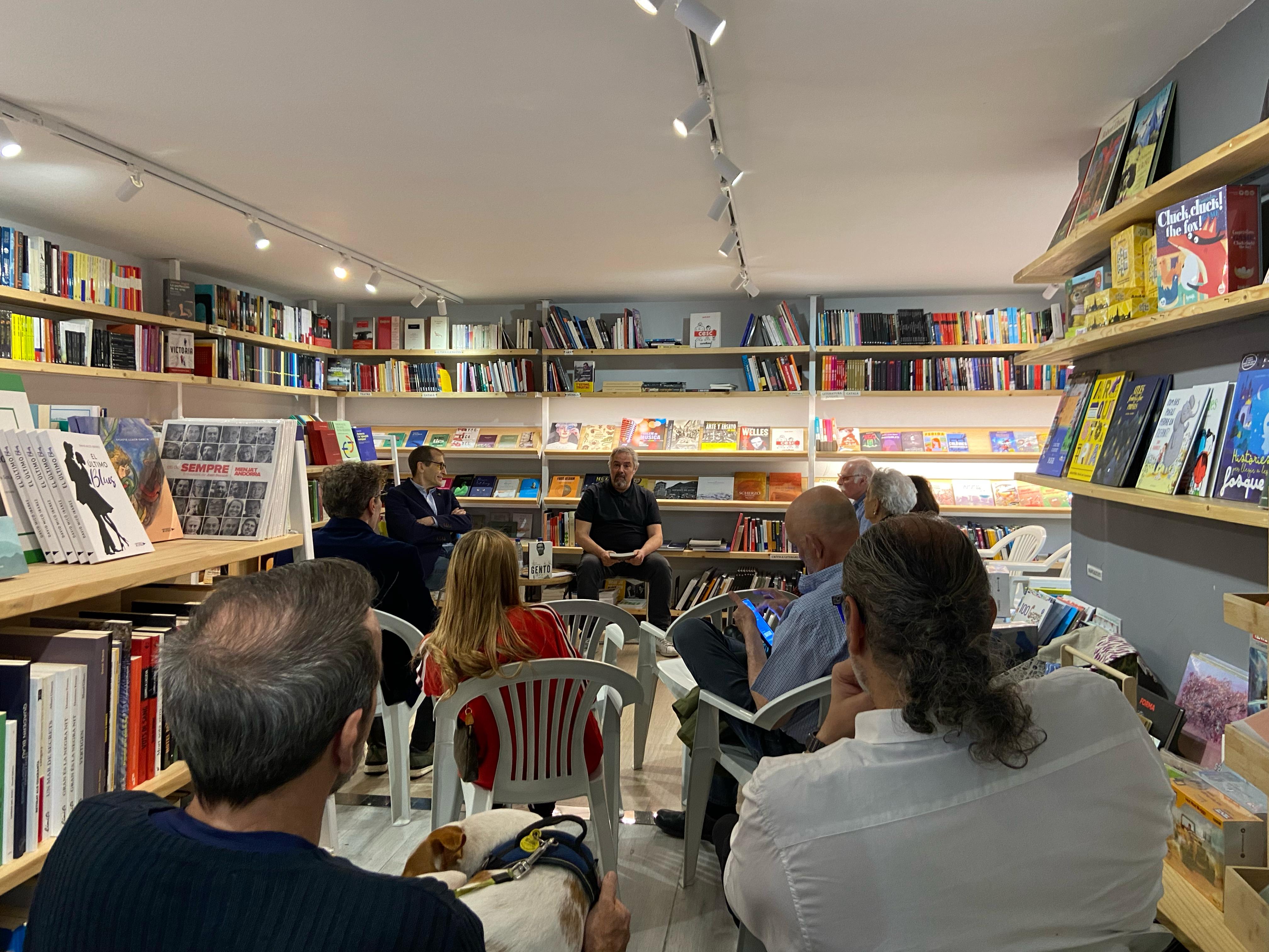 El tècnic del Morabanc, Joan Plaza, i el GM, Francesc Solana, a la presentació del llibre.