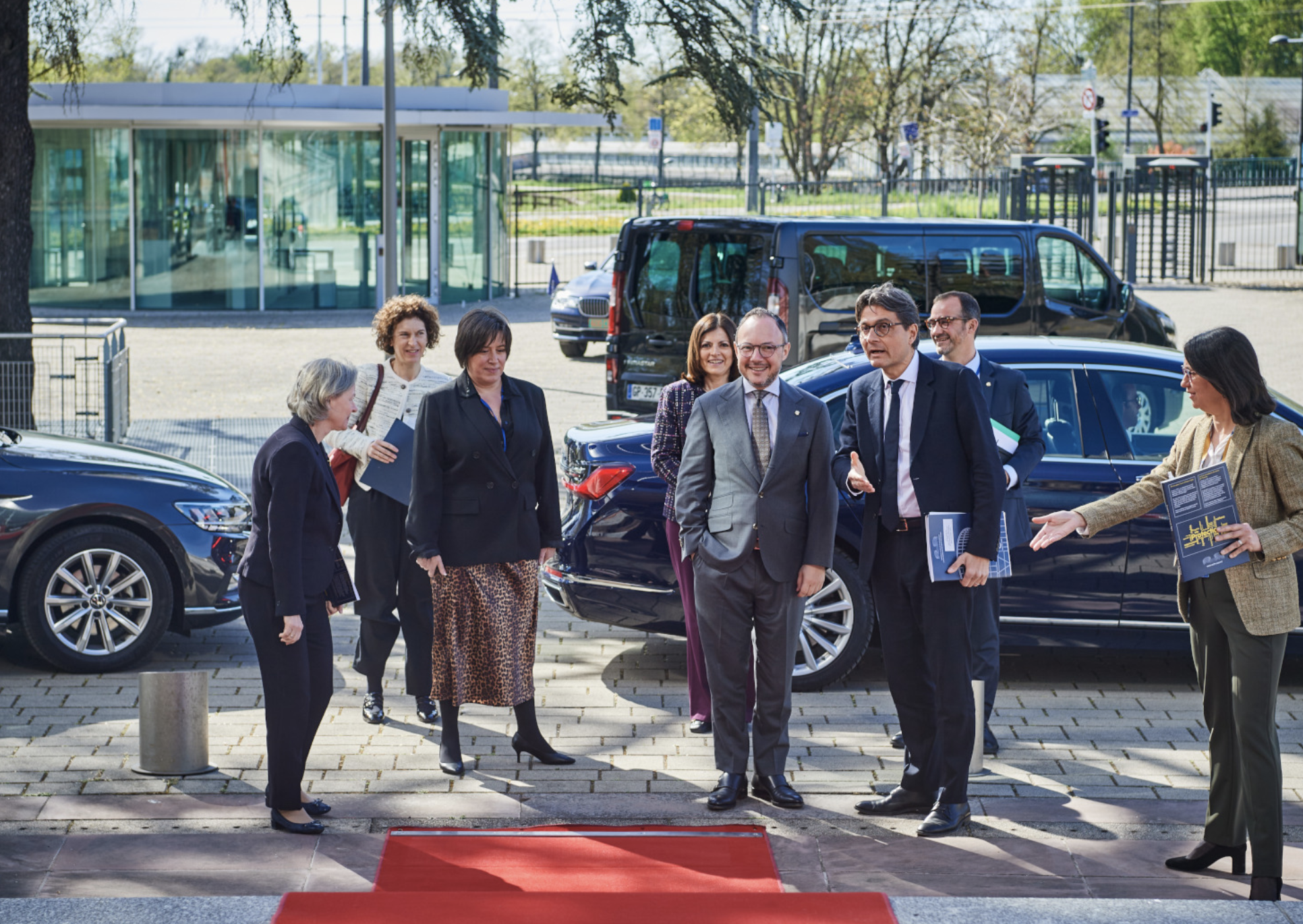 Espot arriba a la seu del TEDH acompanyat de Canòlic Mingorance i Mattias Guyomar.