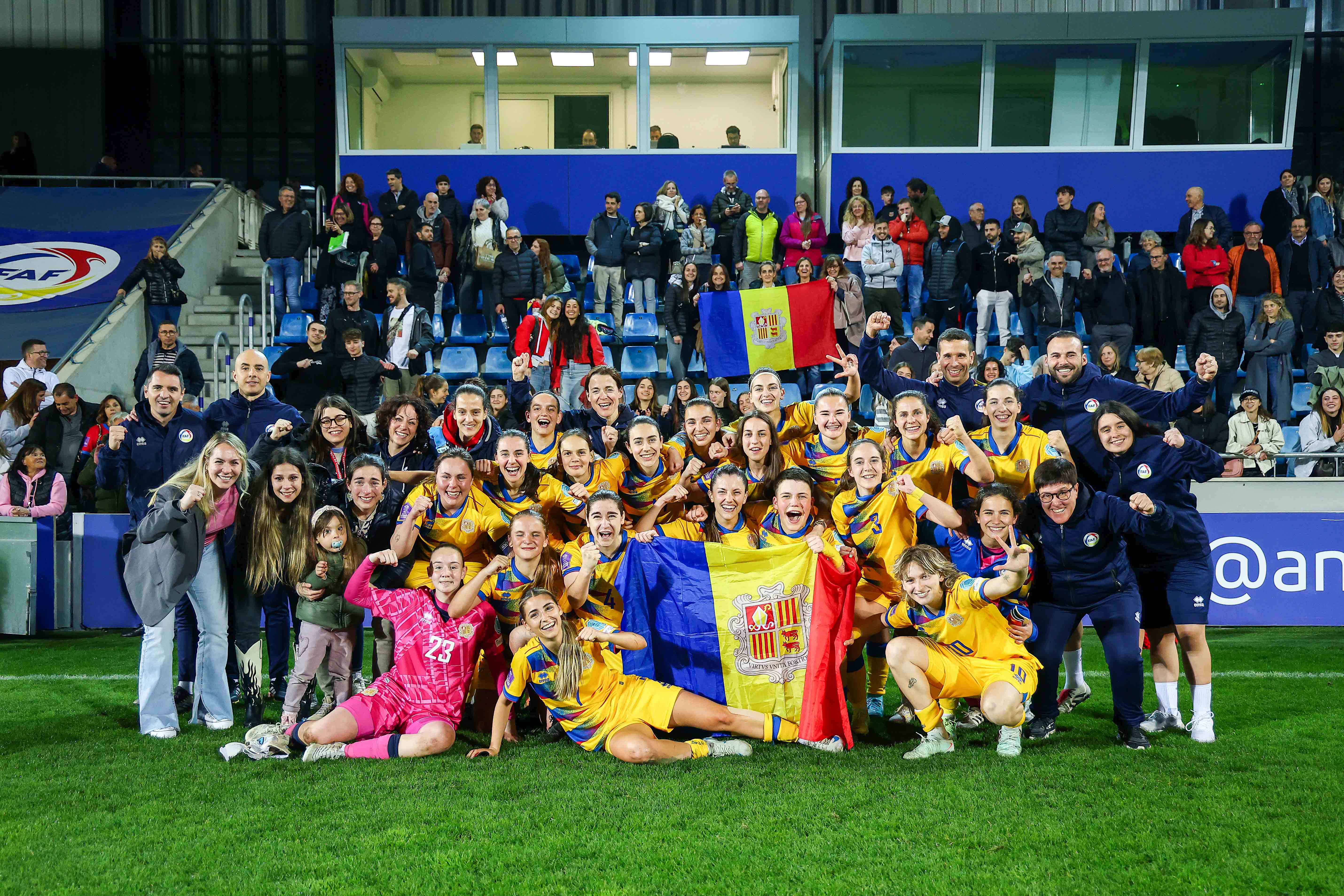 Celebració conjunta amb la grada del Nacional després d'una victòria històrica d'Andorra contra Xipre.
