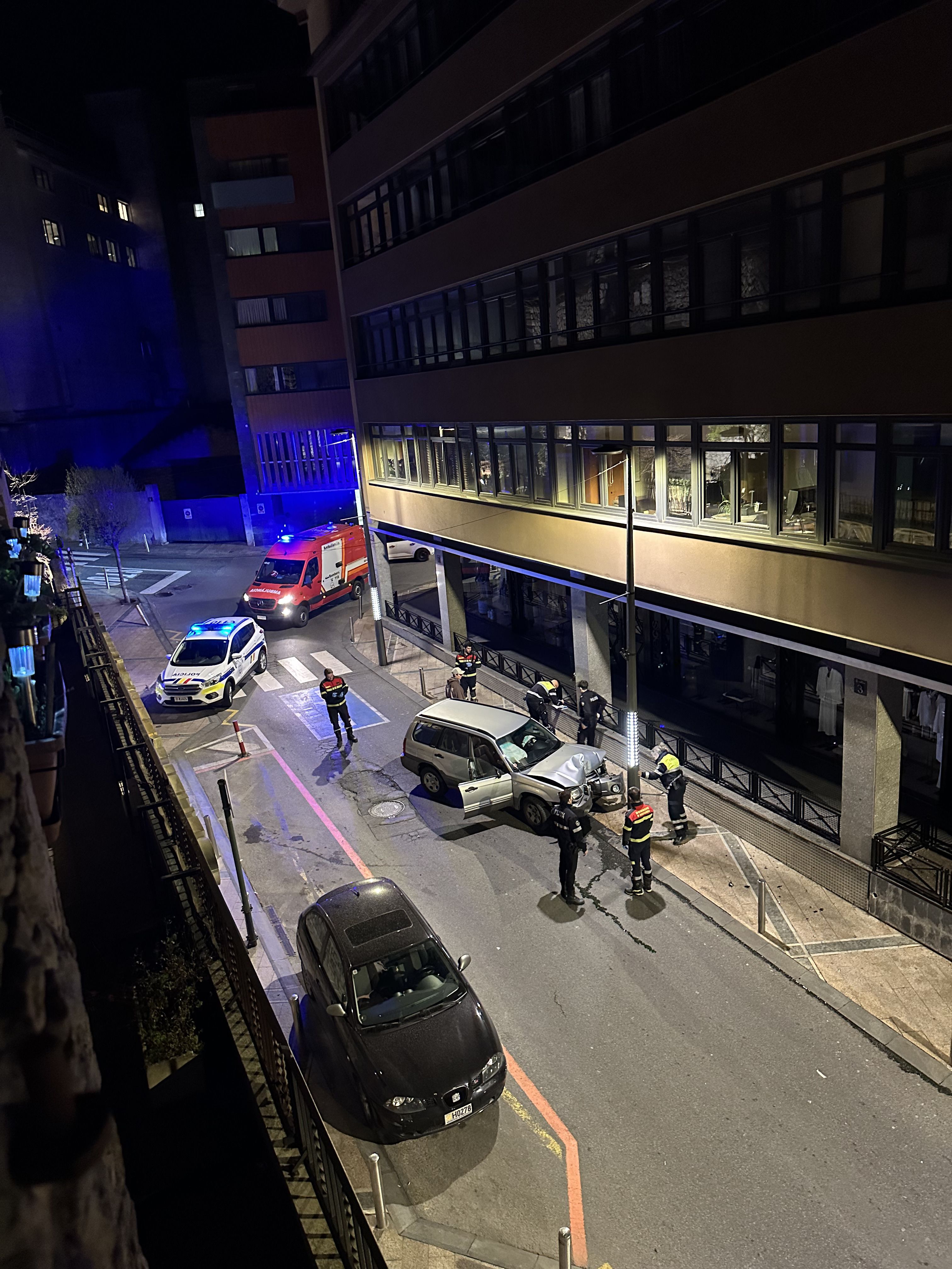 Una vista general del carrer ja amb els cossos d'emergència intervenint. Una vista general del carrer ja amb els cossos d'emergència intervenint.