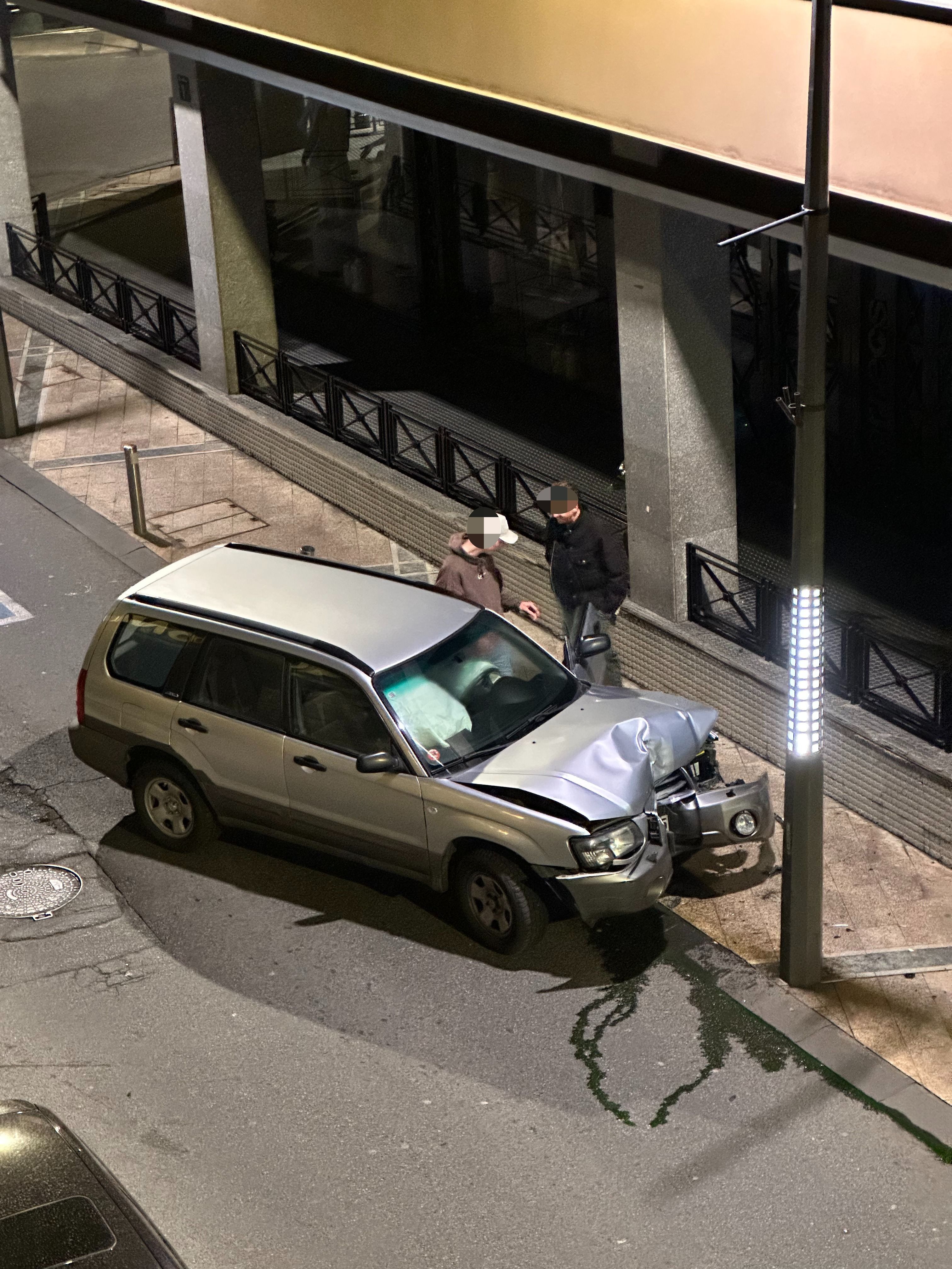 Moments després de l'aparatosa topada. Moments després de l'aparatosa topada.