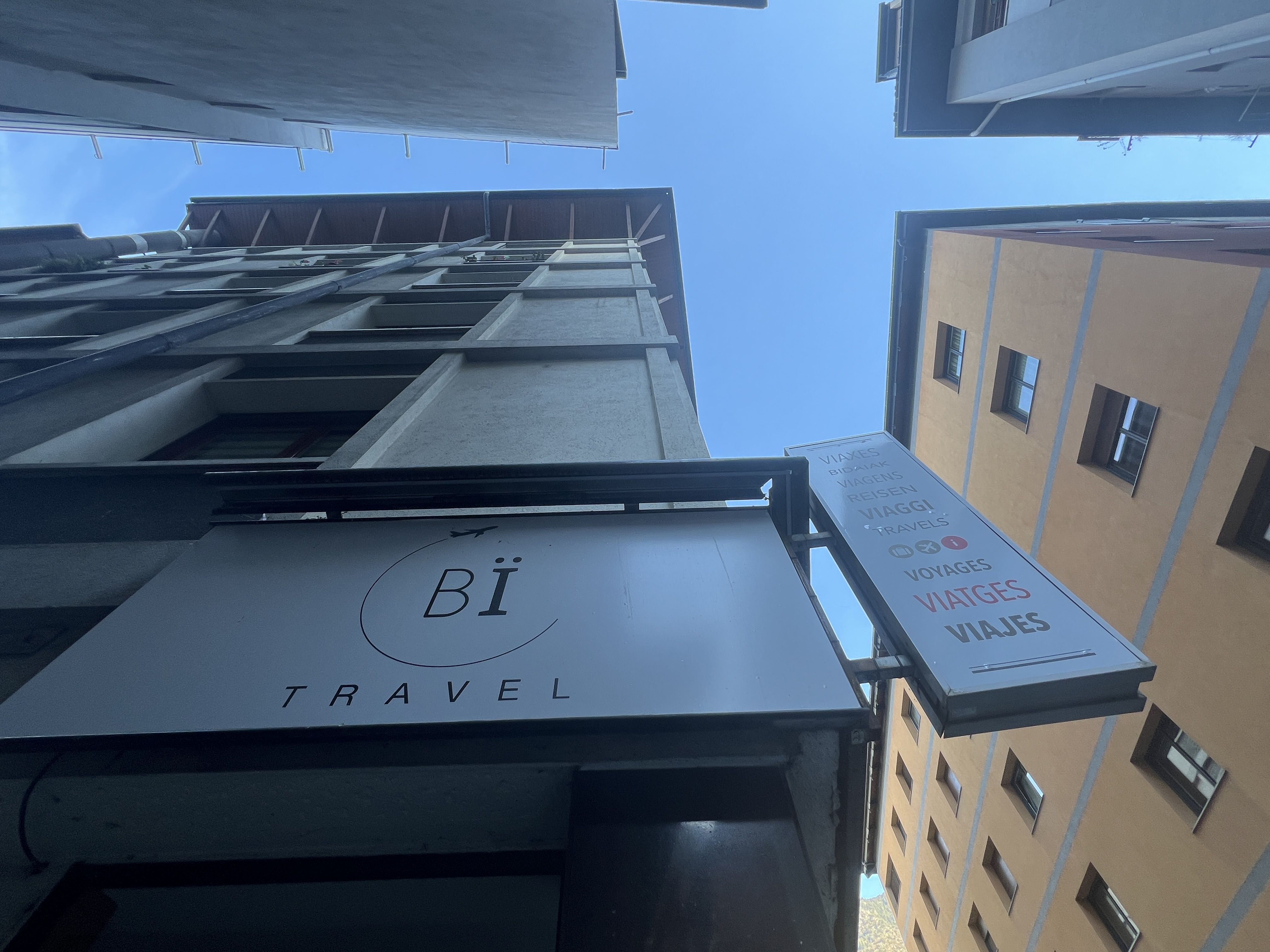 El rètol de Bï Travel quan l'agència ja estava tancada però encara no s'havia tornat a llogar. El rètol de Bï Travel quan l'agència ja estava tancada però encara no s'havia tornat a llogar.