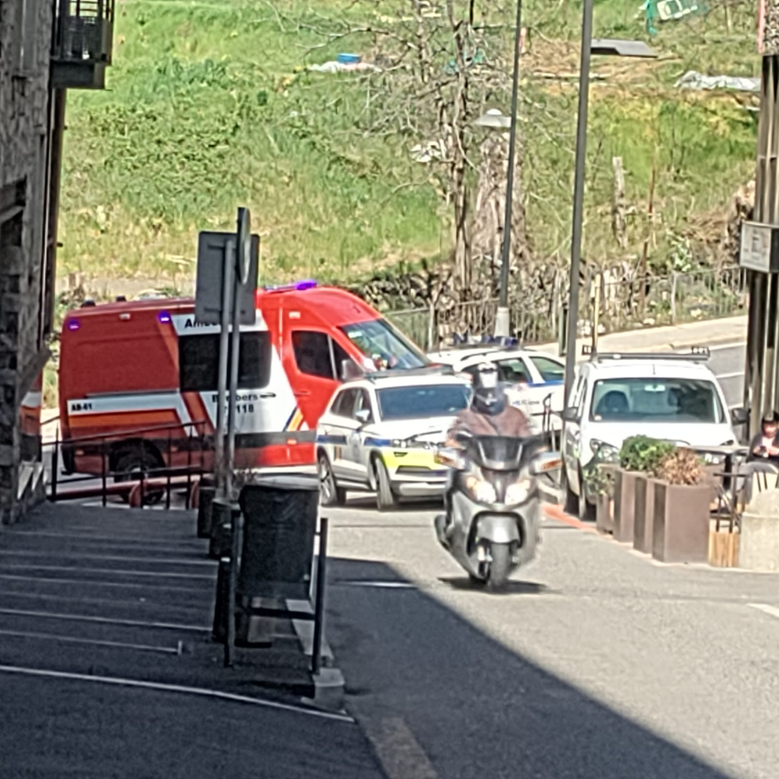 Els equips sanitaris i policials en el lloc de l'actuació.