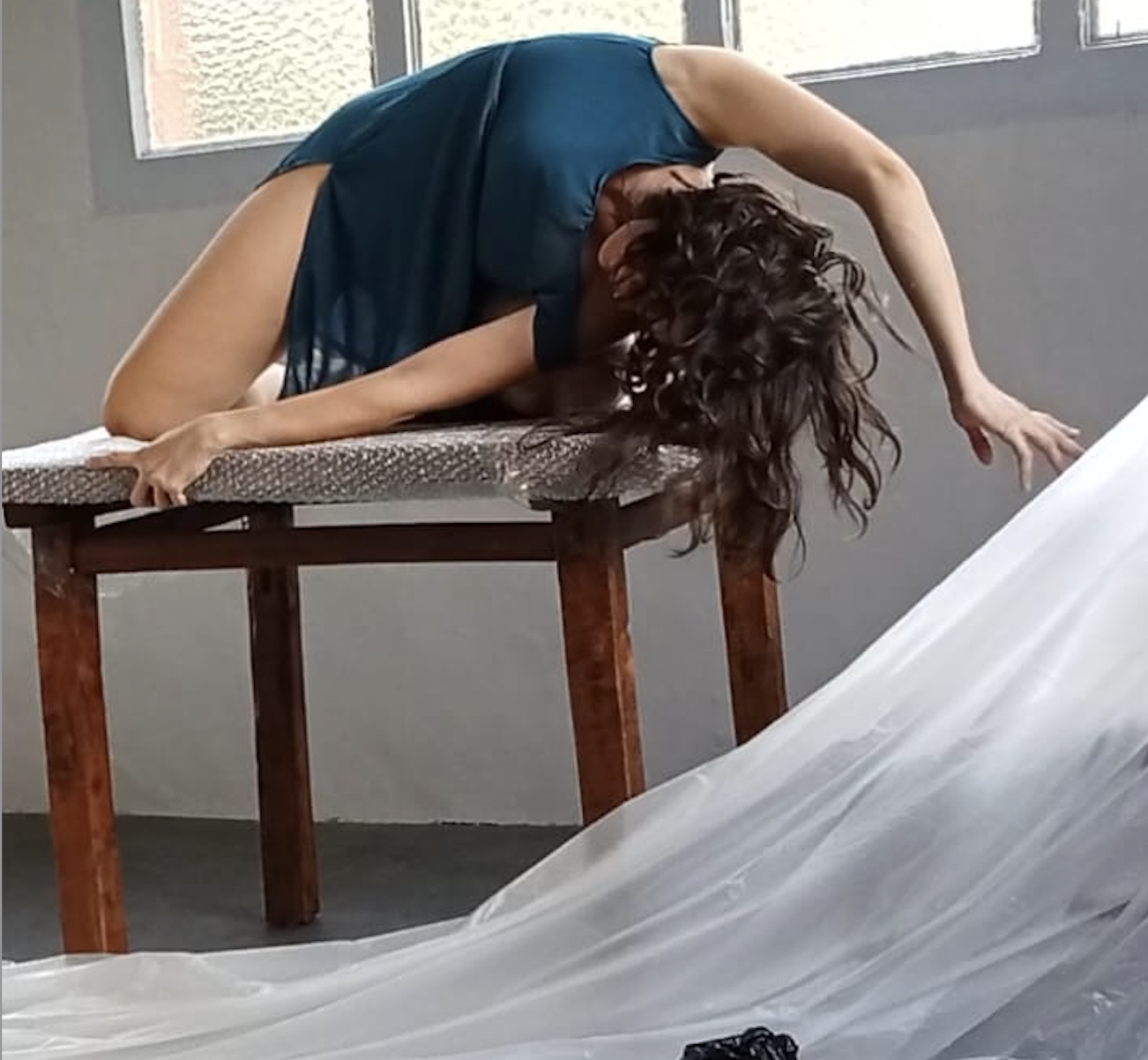 L'artista Emma Regada durant un assaig de 'Plasticida'.