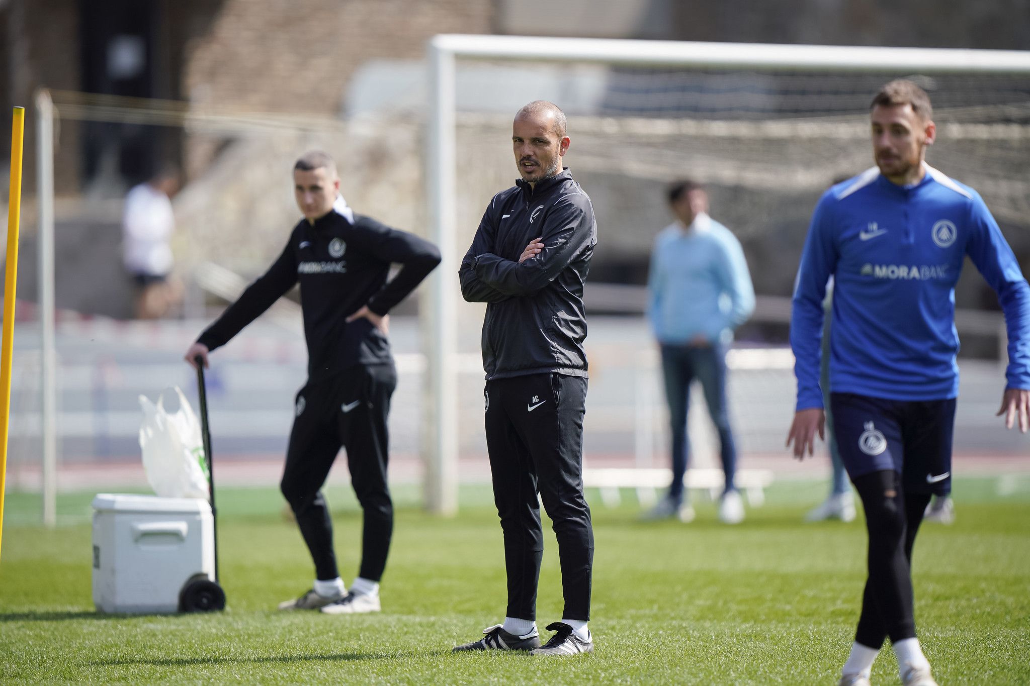 El tècnic de l'FC Andorra, atent a una de les sessions d'entrenament al Comunal.