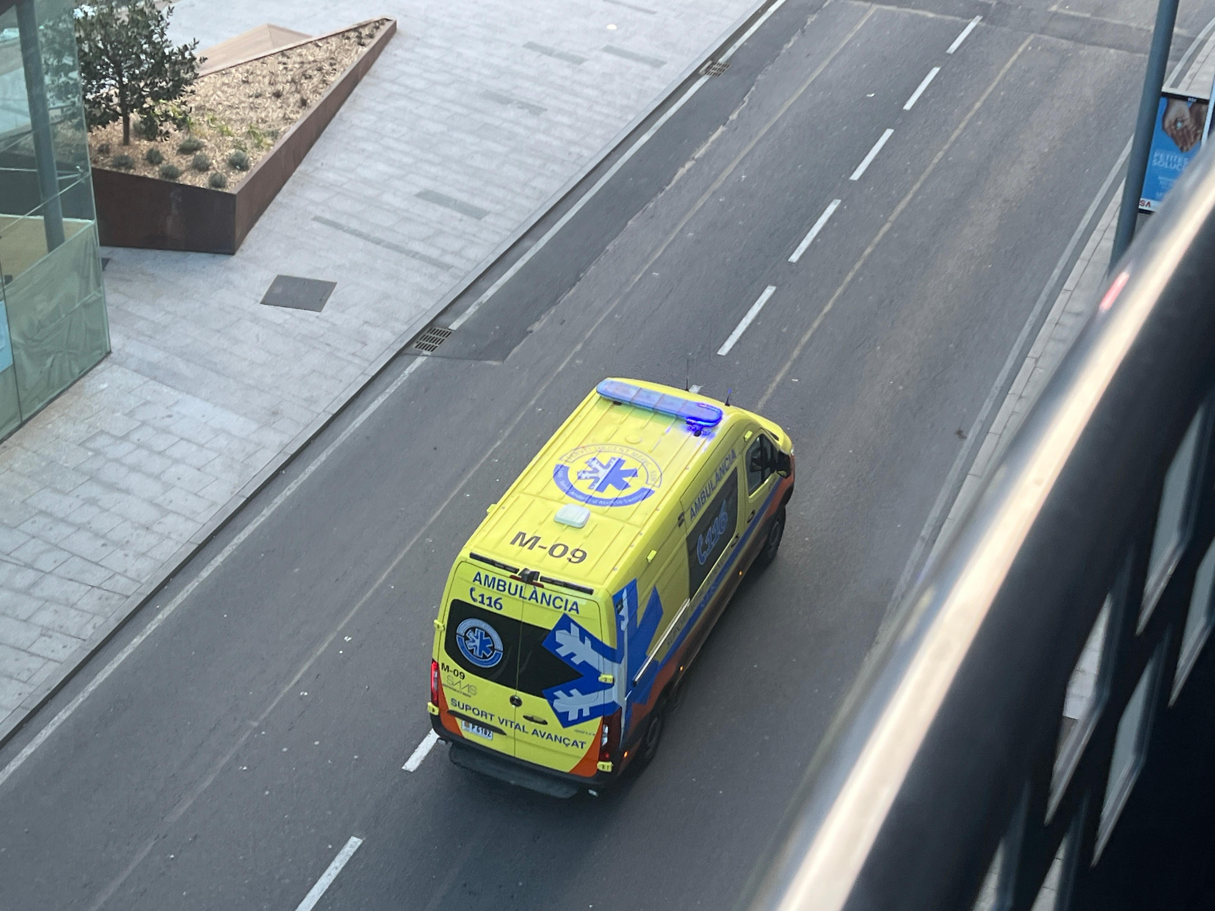 Una ambulància es dirigeix a l’hospital.