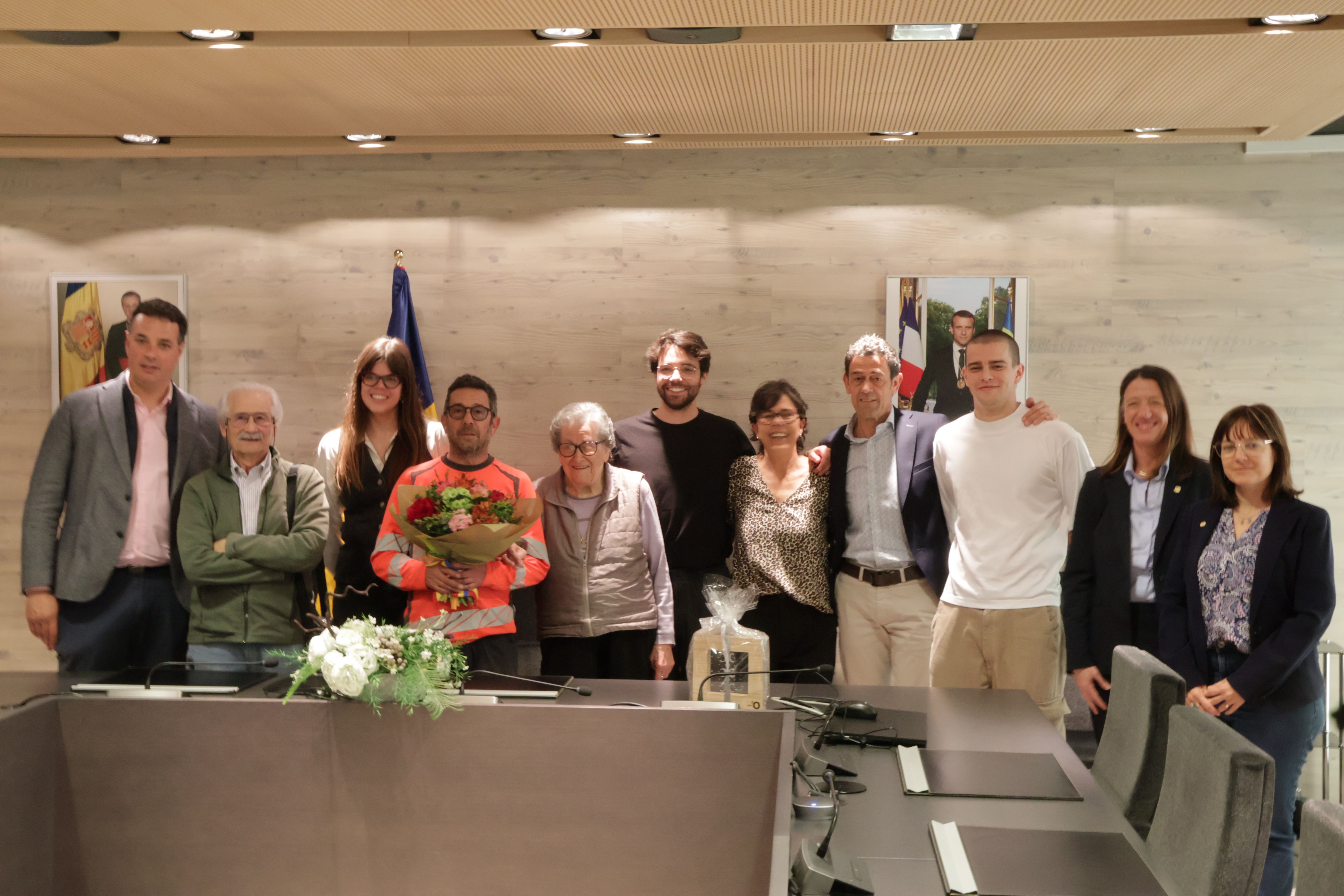 Familiars i amics han acompanyat Lourdes Pons en l'homenatge. // ANA / E.M. Familiars i amics han acompanyat Lourdes Pons en l'homenatge. // ANA / E.M.