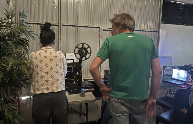 Laura Moreno i Tusio, preparant la projecció.