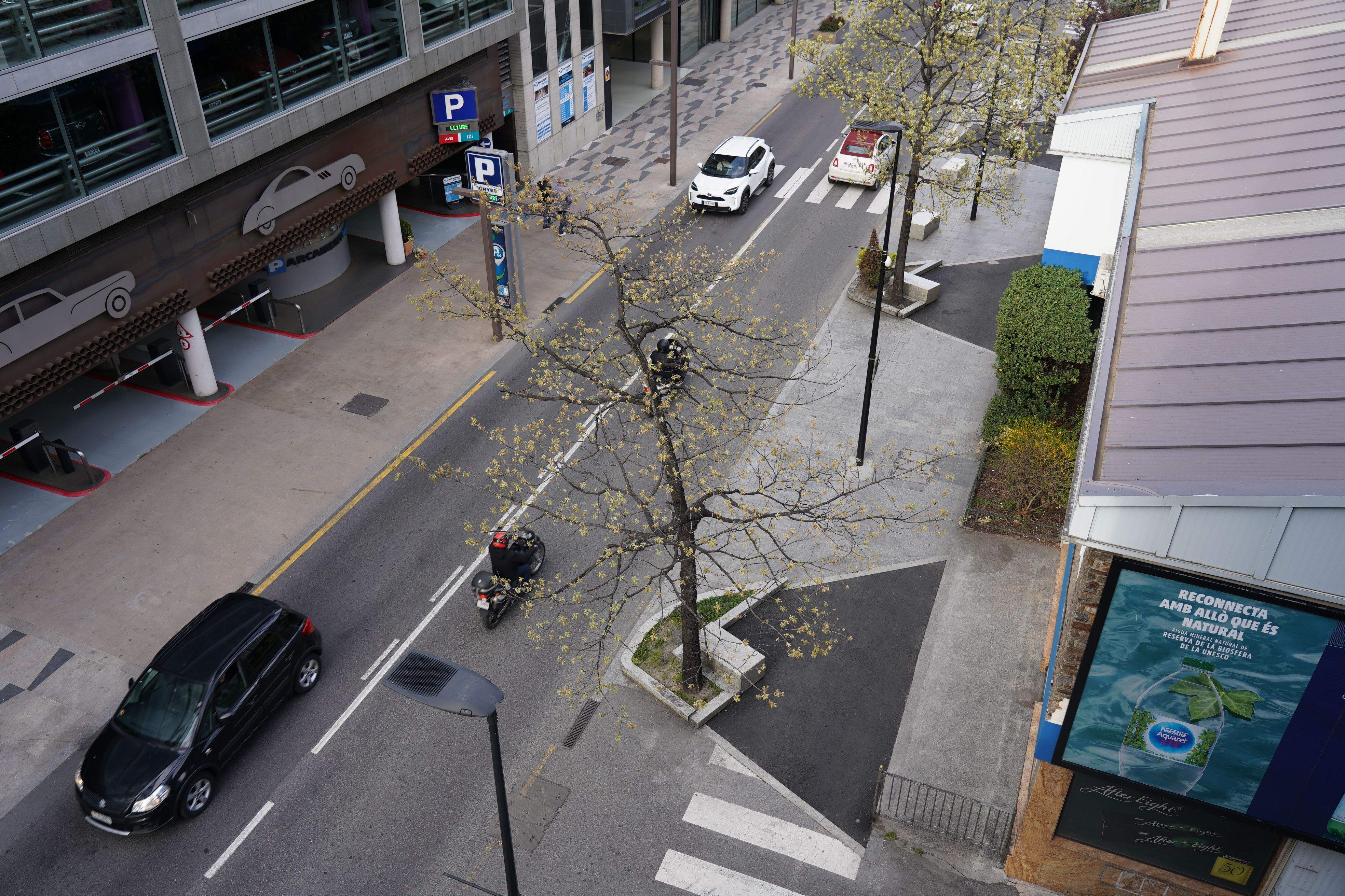 Les voravies de Prat de la Creu amb part de les rajoles substituïdes per asfalt.