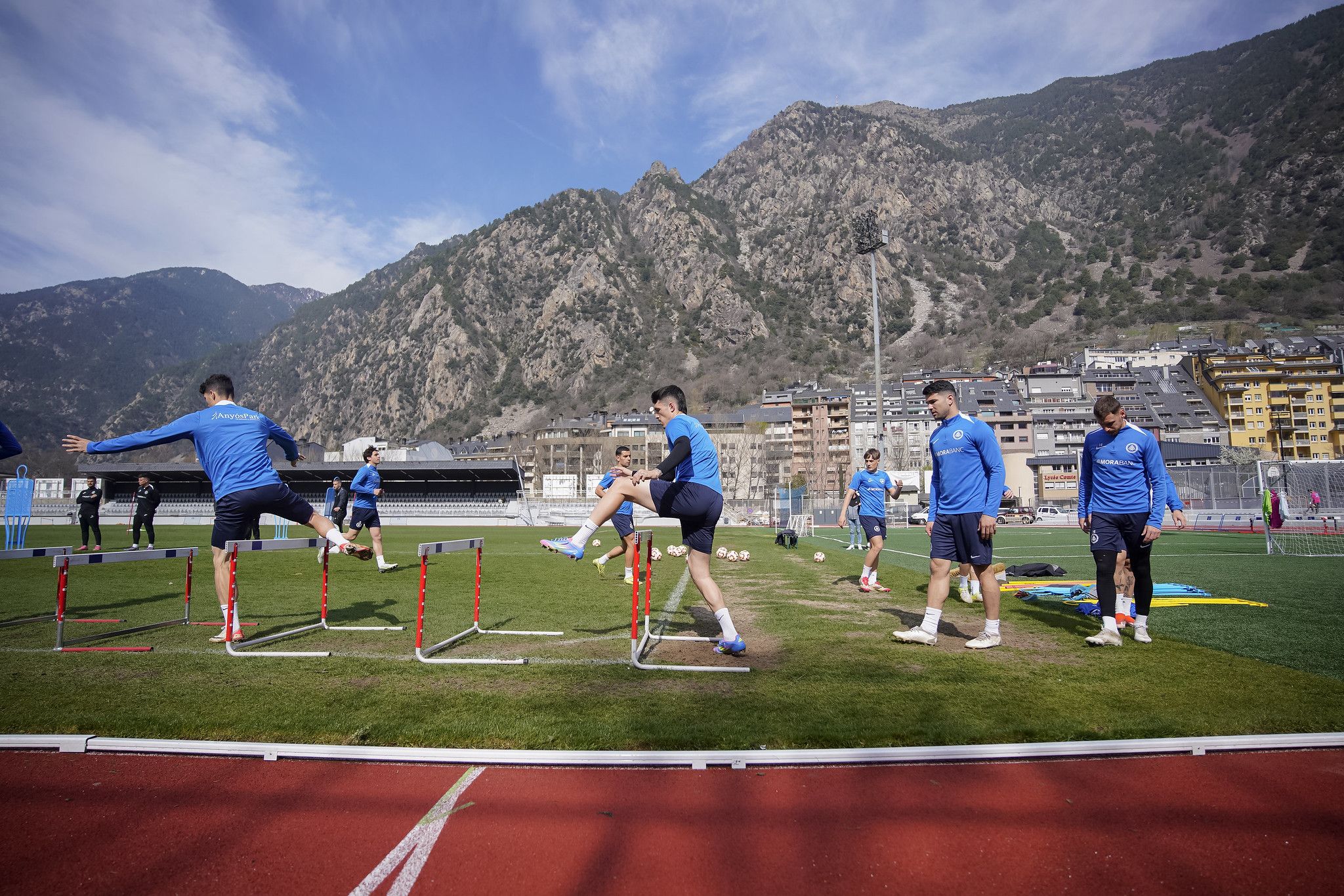 Els jugadors de l'FC Andorra, superant obstacles en una sessió d'entrenament d'aquest mes.