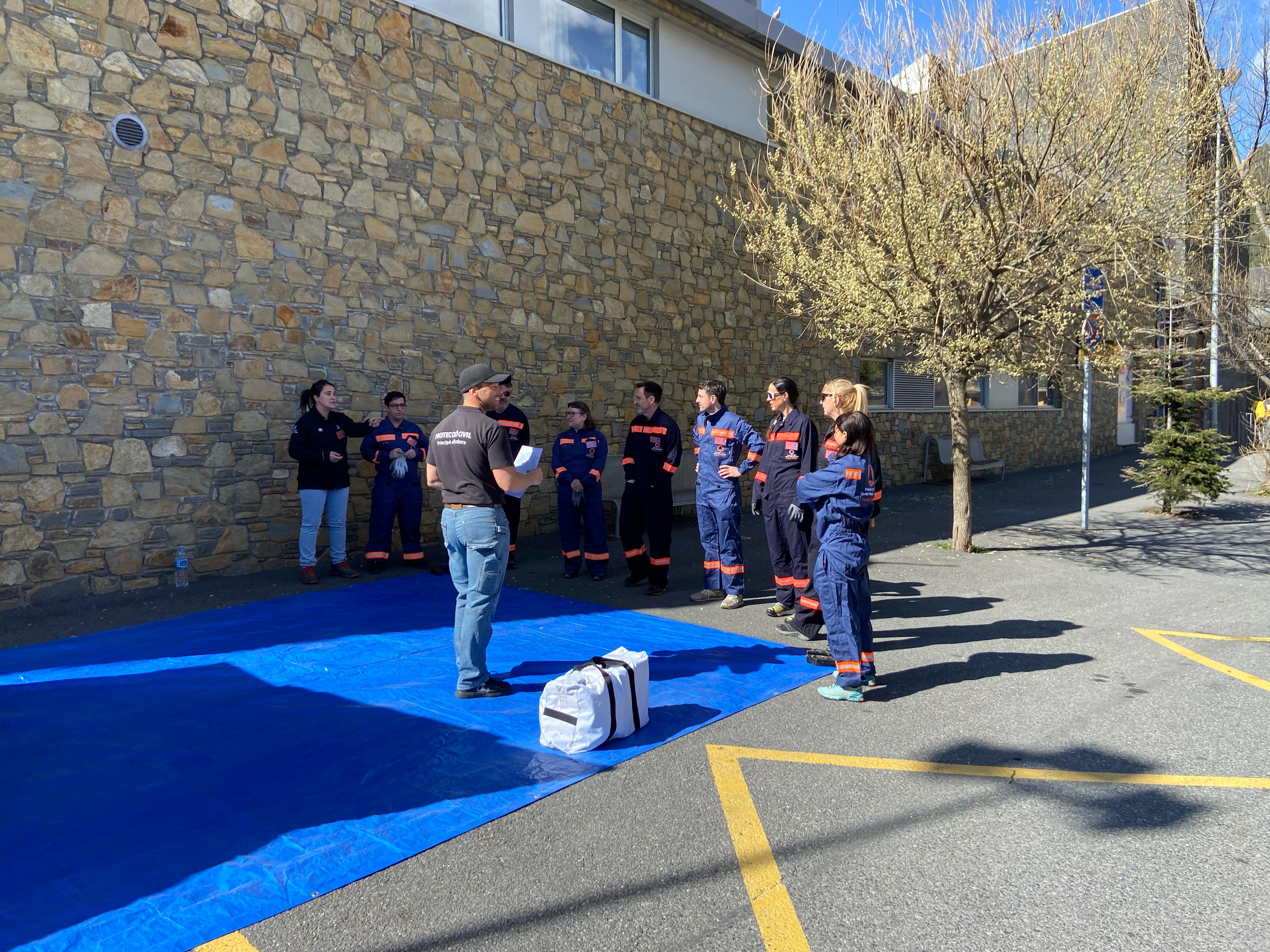 Primera explicació sobre el material tècnic i logístic. Primera explicació sobre el material tècnic i logístic.