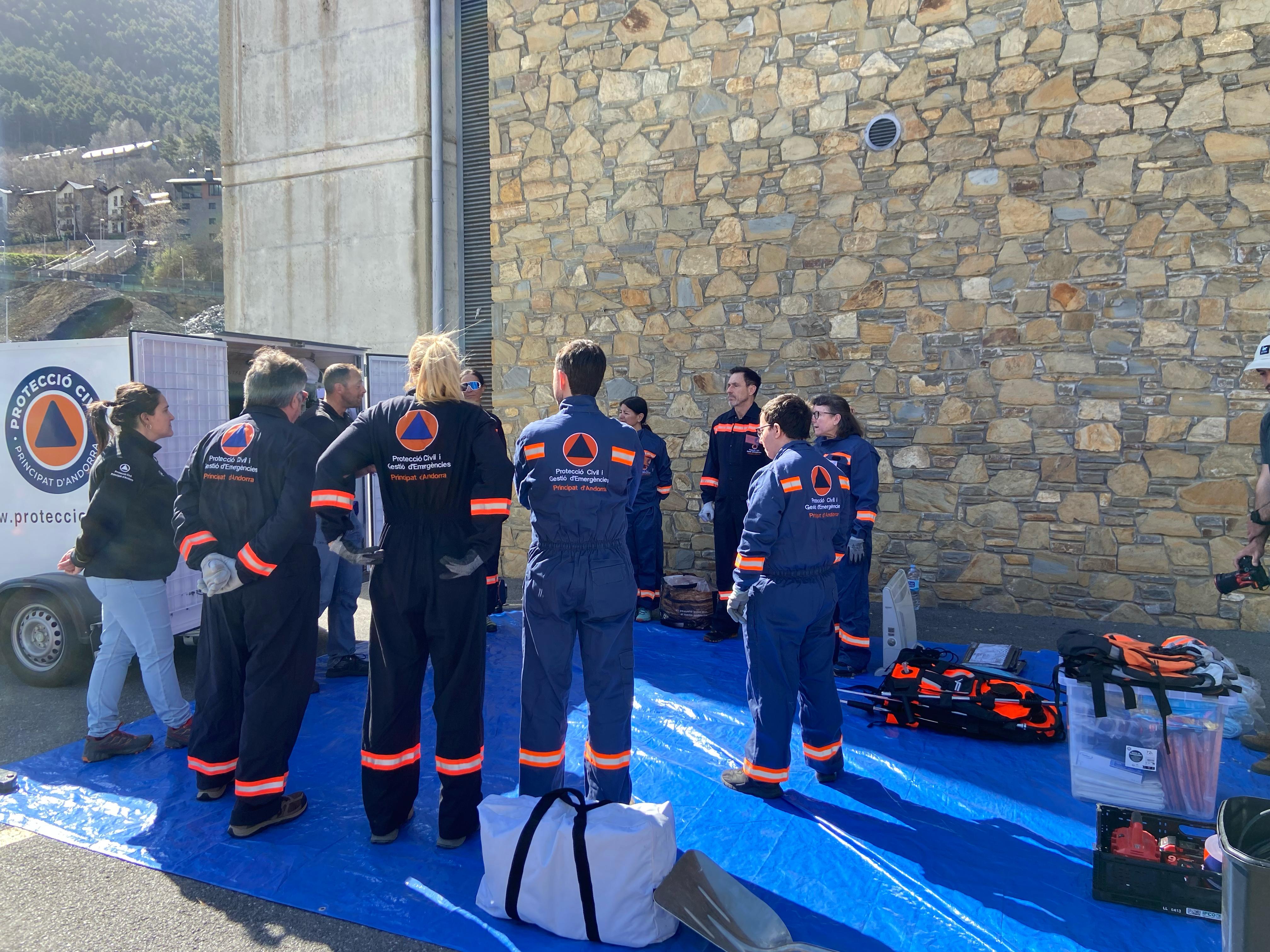 Els voluntaris s'han distribuït en tres grups de treball. Els voluntaris s'han distribuït en tres grups de treball.