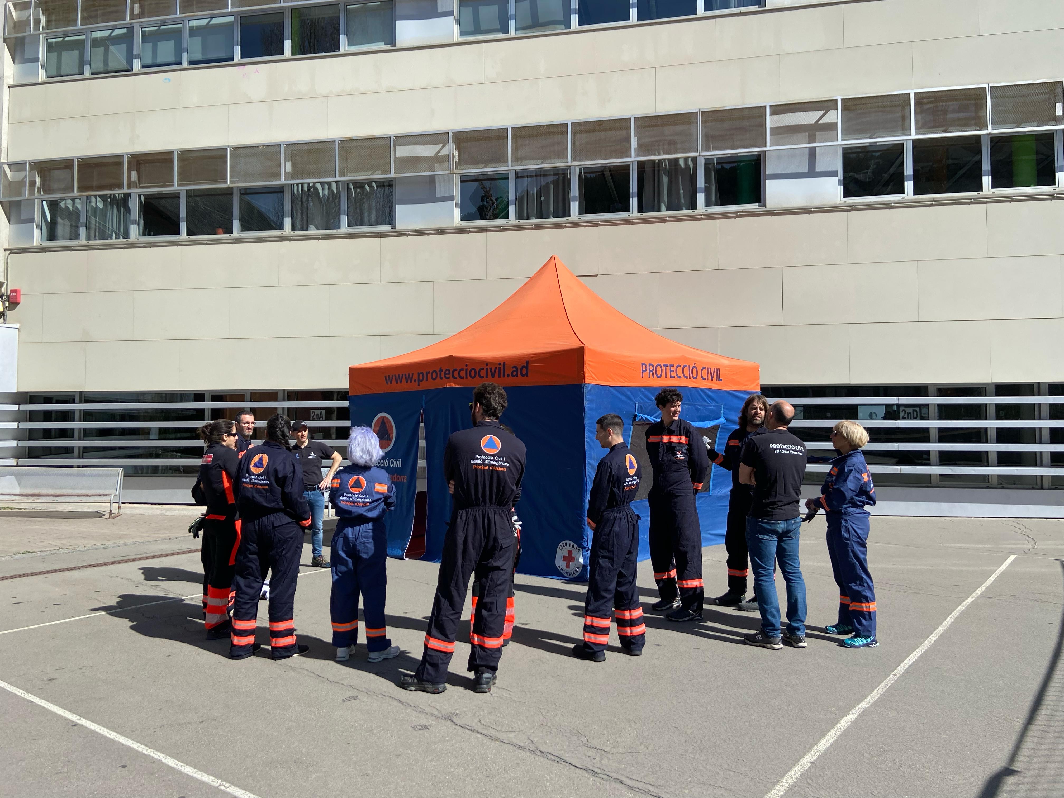 Una carpa, preparada per a desmuntar. Una carpa, preparada per a desmuntar.