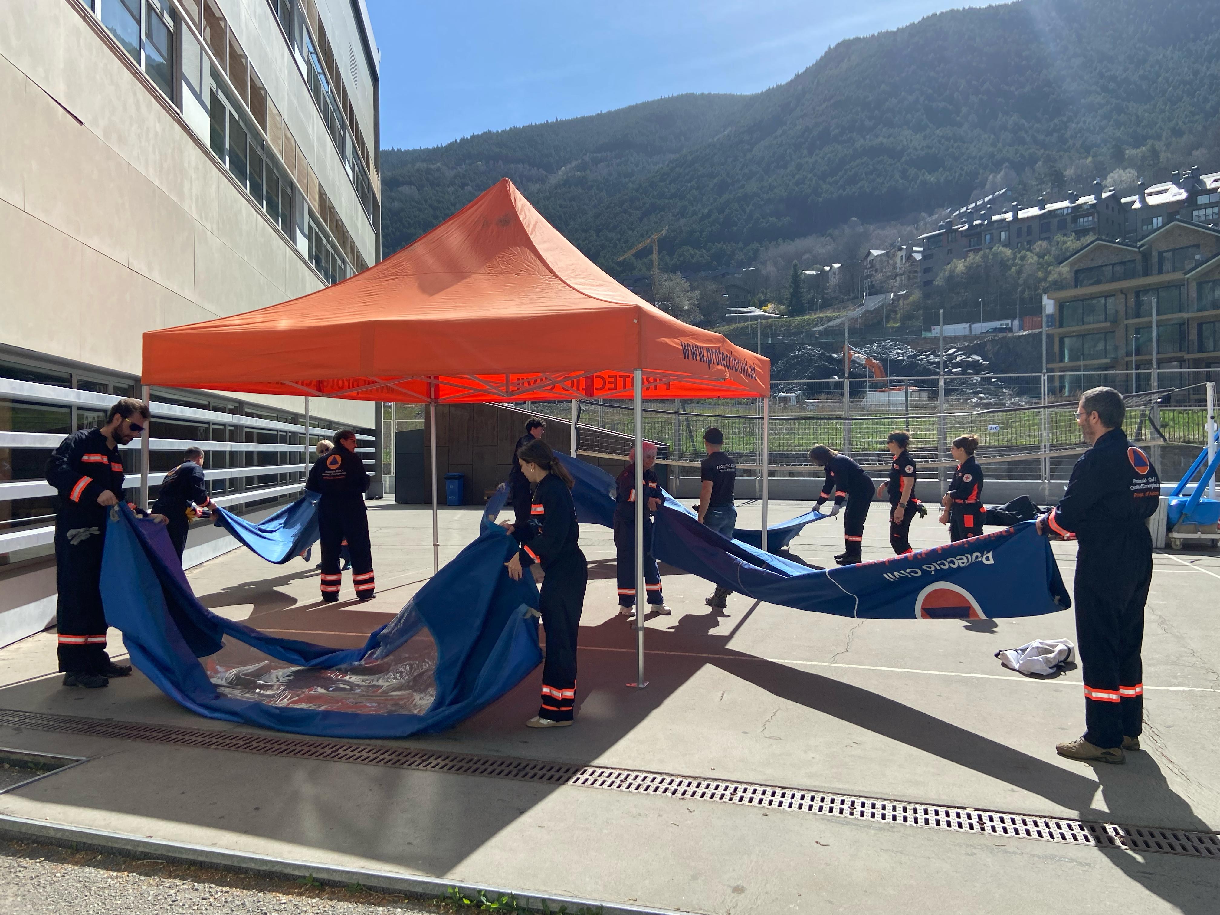 Els voluntaris han tingut només dos minuts per desfer la carpa. Els voluntaris han tingut només dos minuts per desfer la carpa.