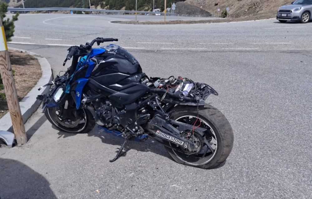 La moto accidentada ja remuntada del terra. La moto accidentada ja remuntada del terra.